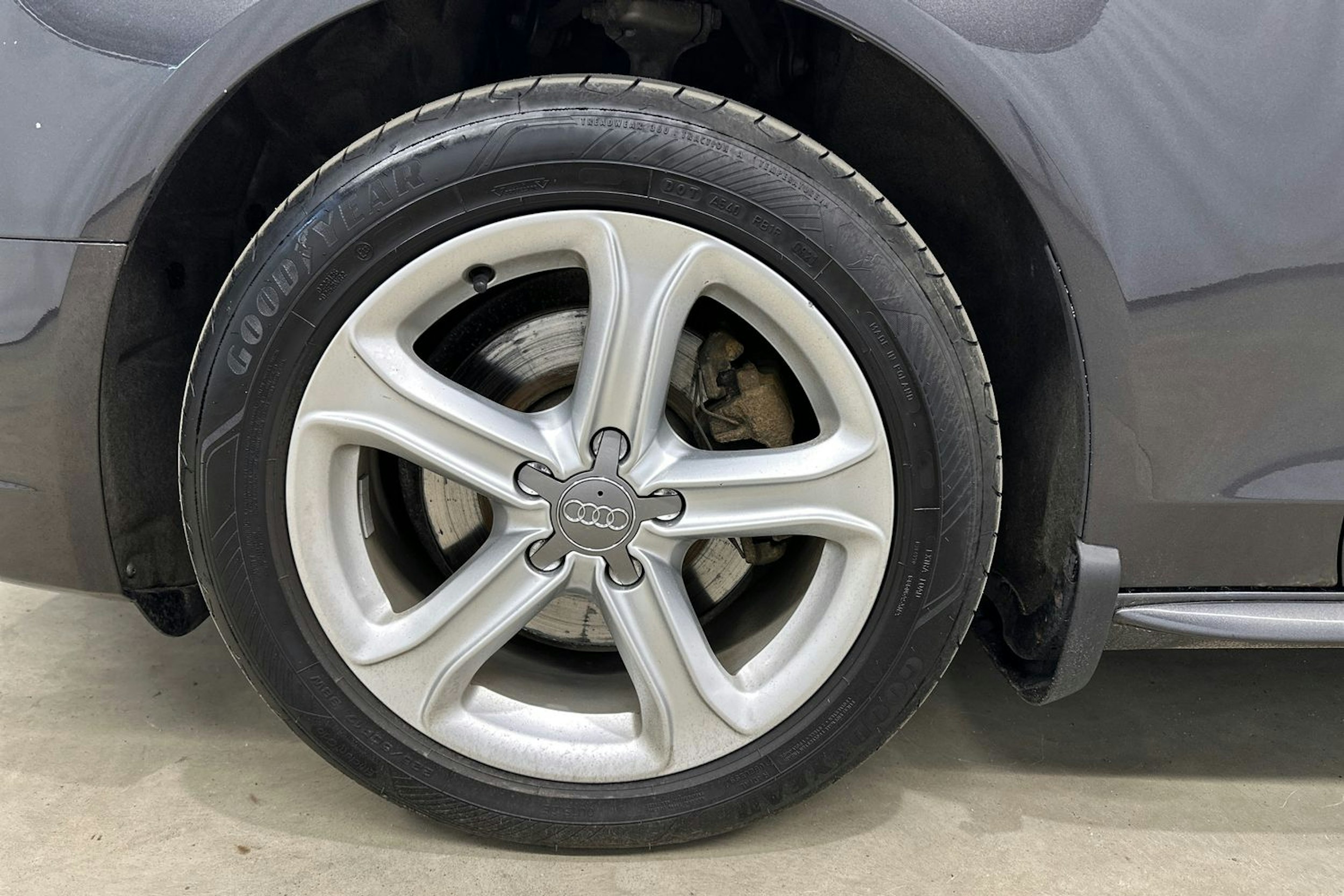 harmaa Audi A4 2015 kuva 24.