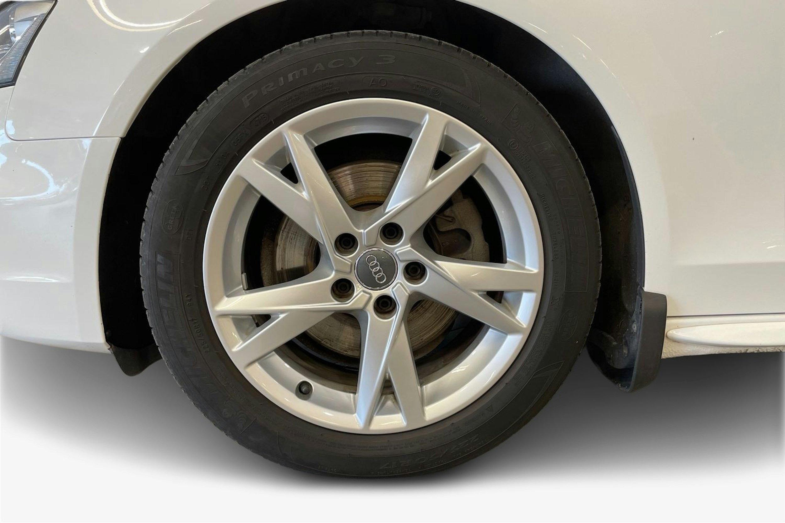 valkoinen Audi A4 2015 kuva 11.