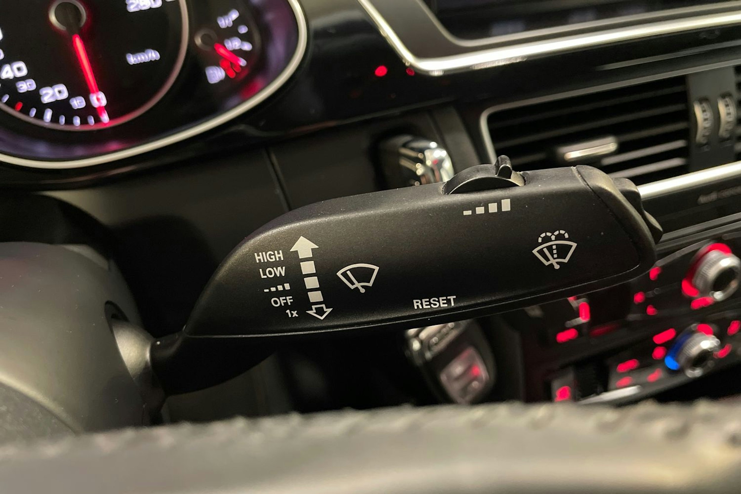 valkoinen Audi A4 2015 kuva 15.