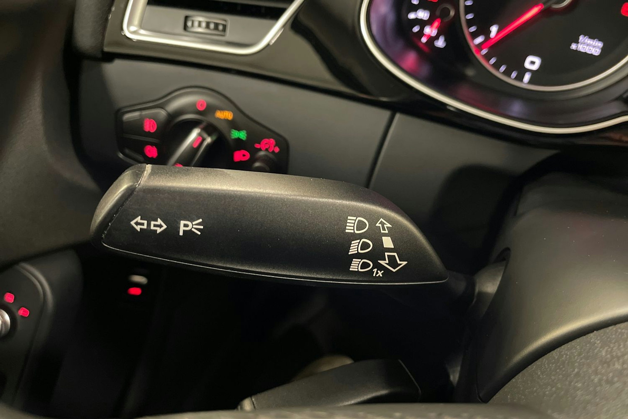 valkoinen Audi A4 2015 kuva 16.