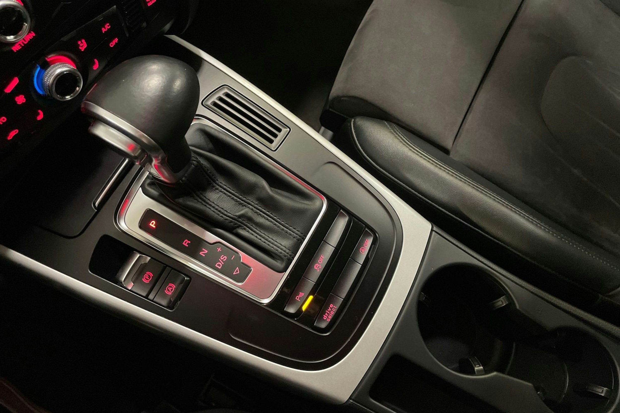 valkoinen Audi A4 2015 kuva 19.