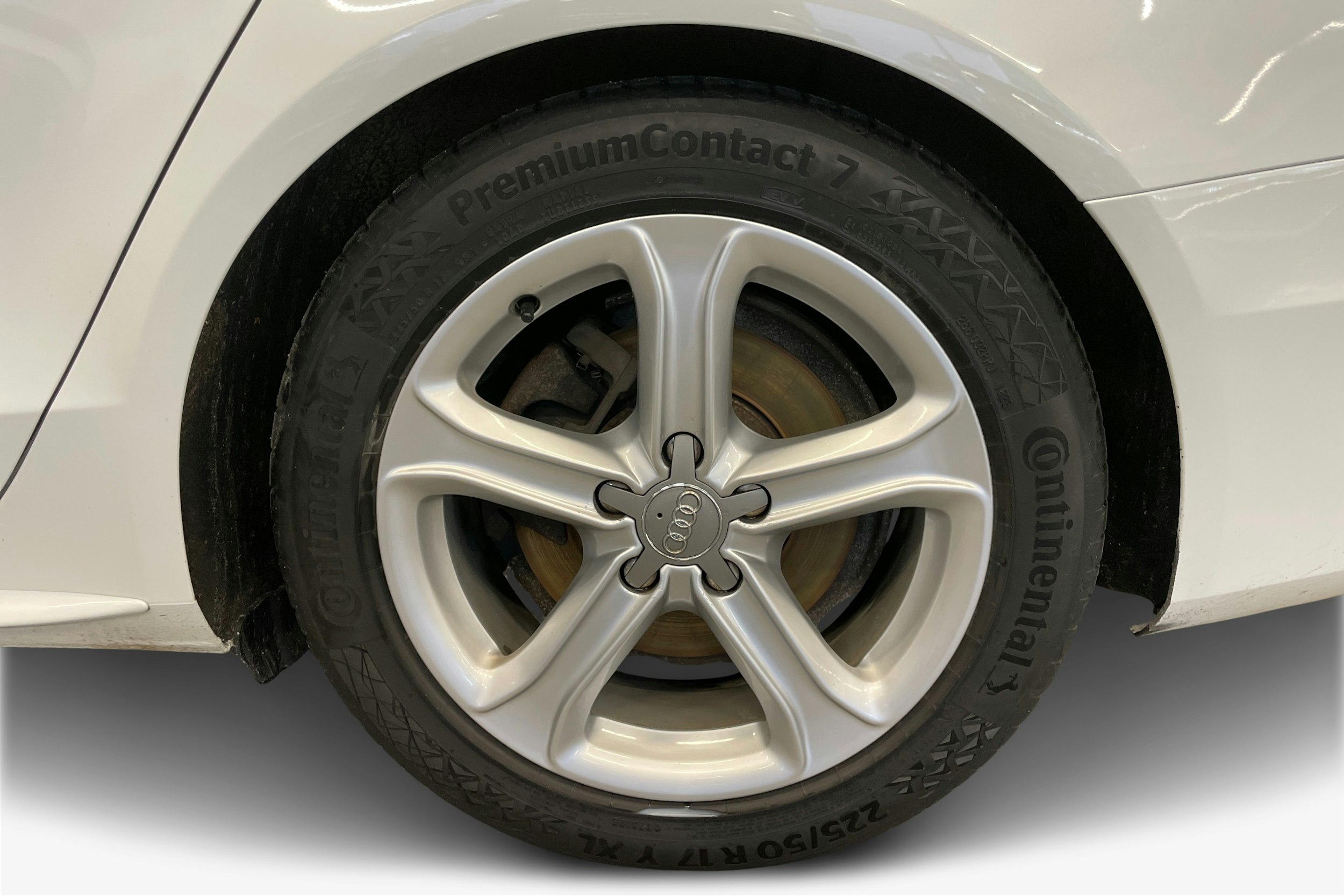 valkoinen Audi A4 2015 kuva 11.