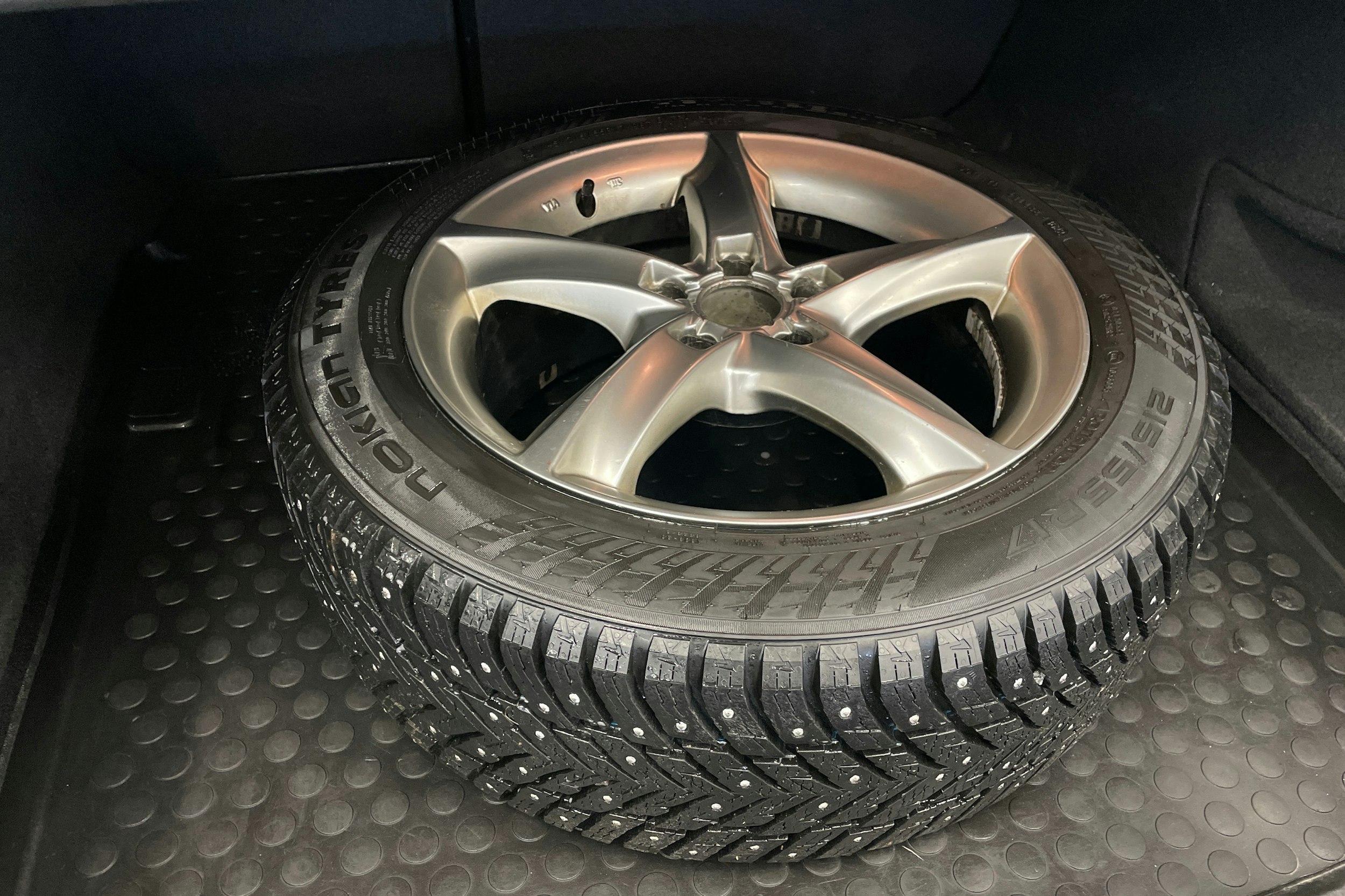 valkoinen Audi A4 2015 kuva 13.