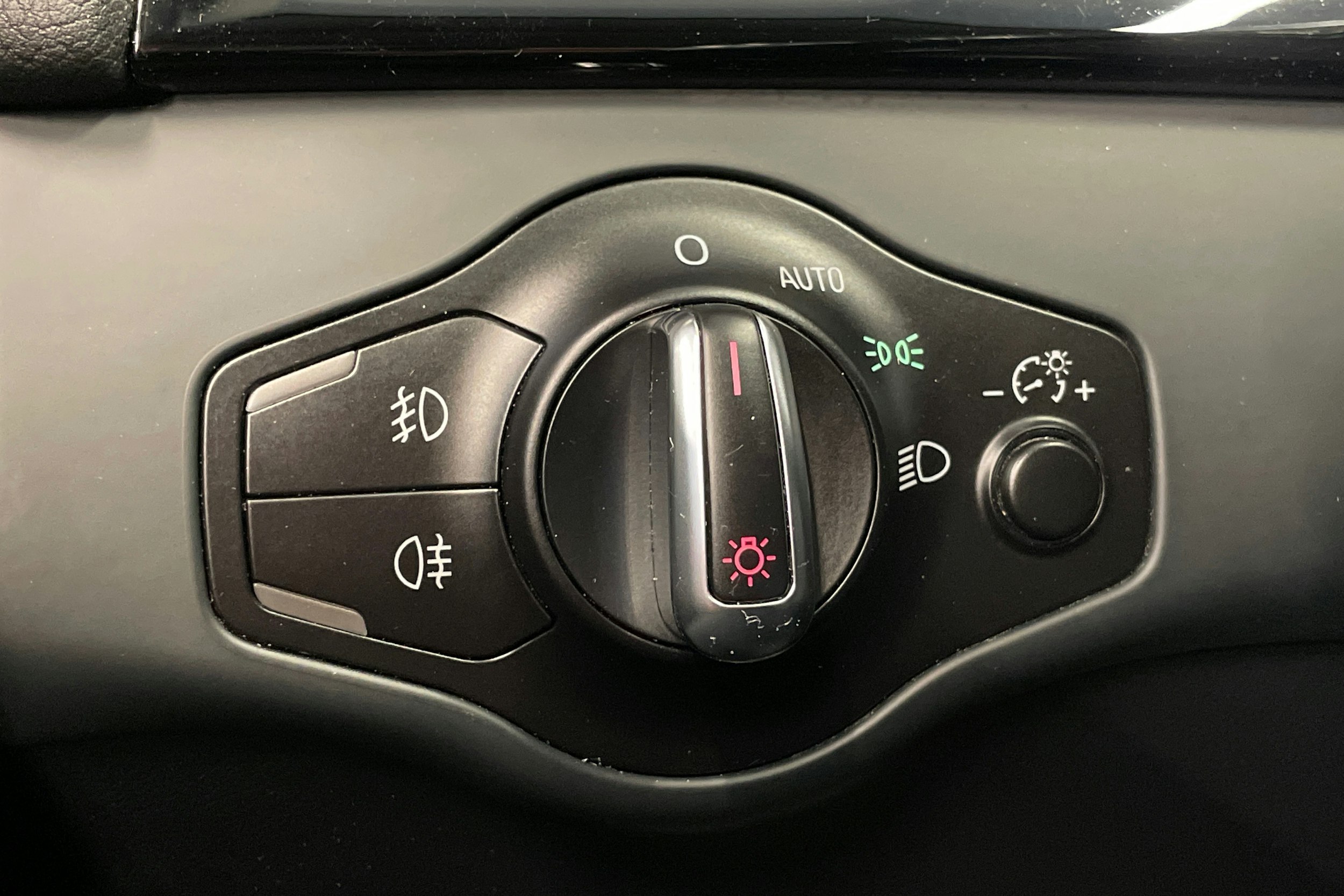 valkoinen Audi A4 2015 kuva 18.