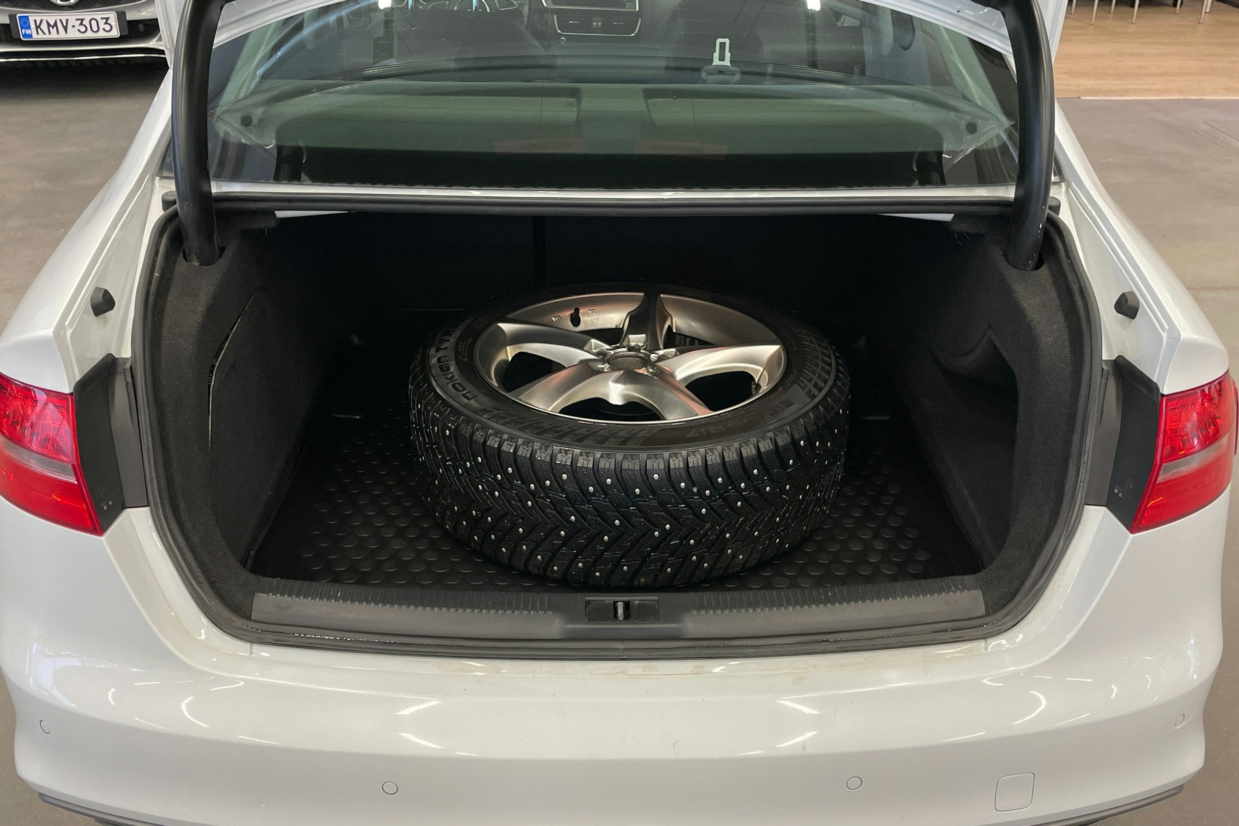 valkoinen Audi A4 2015 kuva 20.