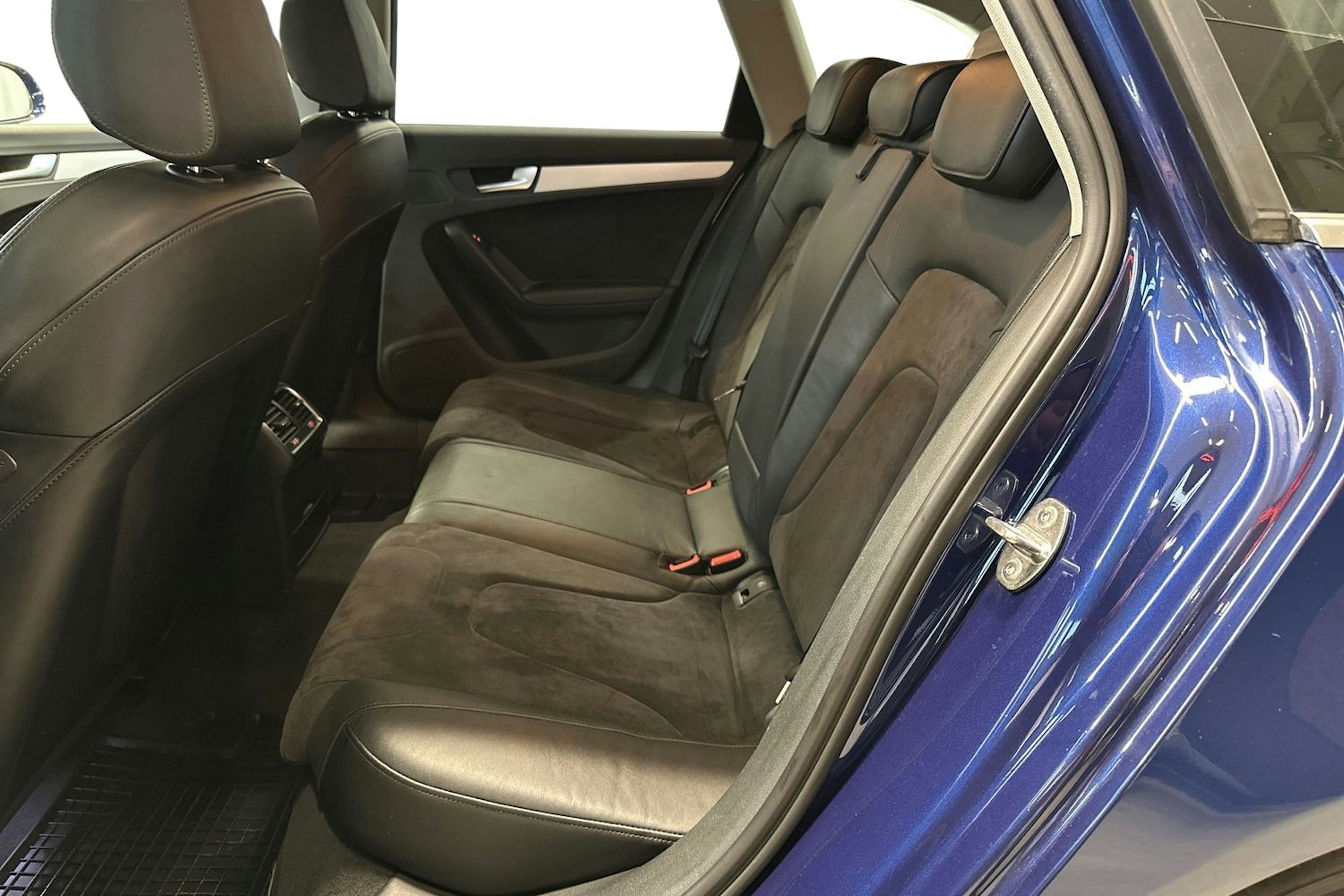 met. sininen Audi A4 2015 kuva 10.