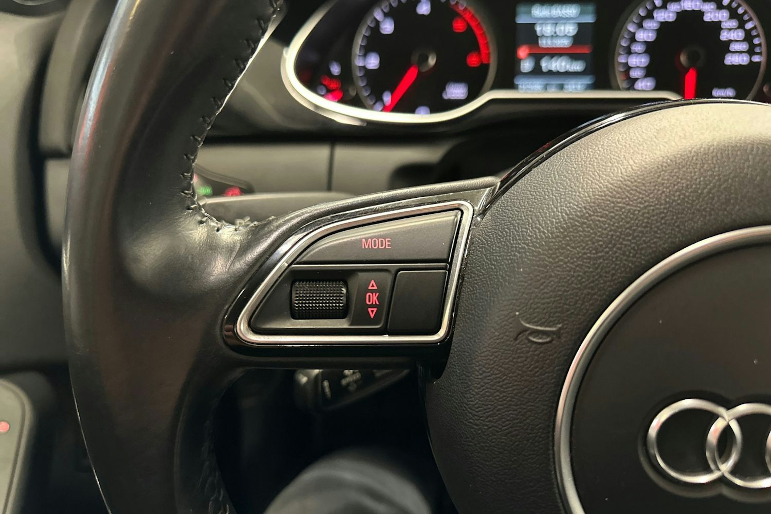 met. sininen Audi A4 2015 kuva 16.