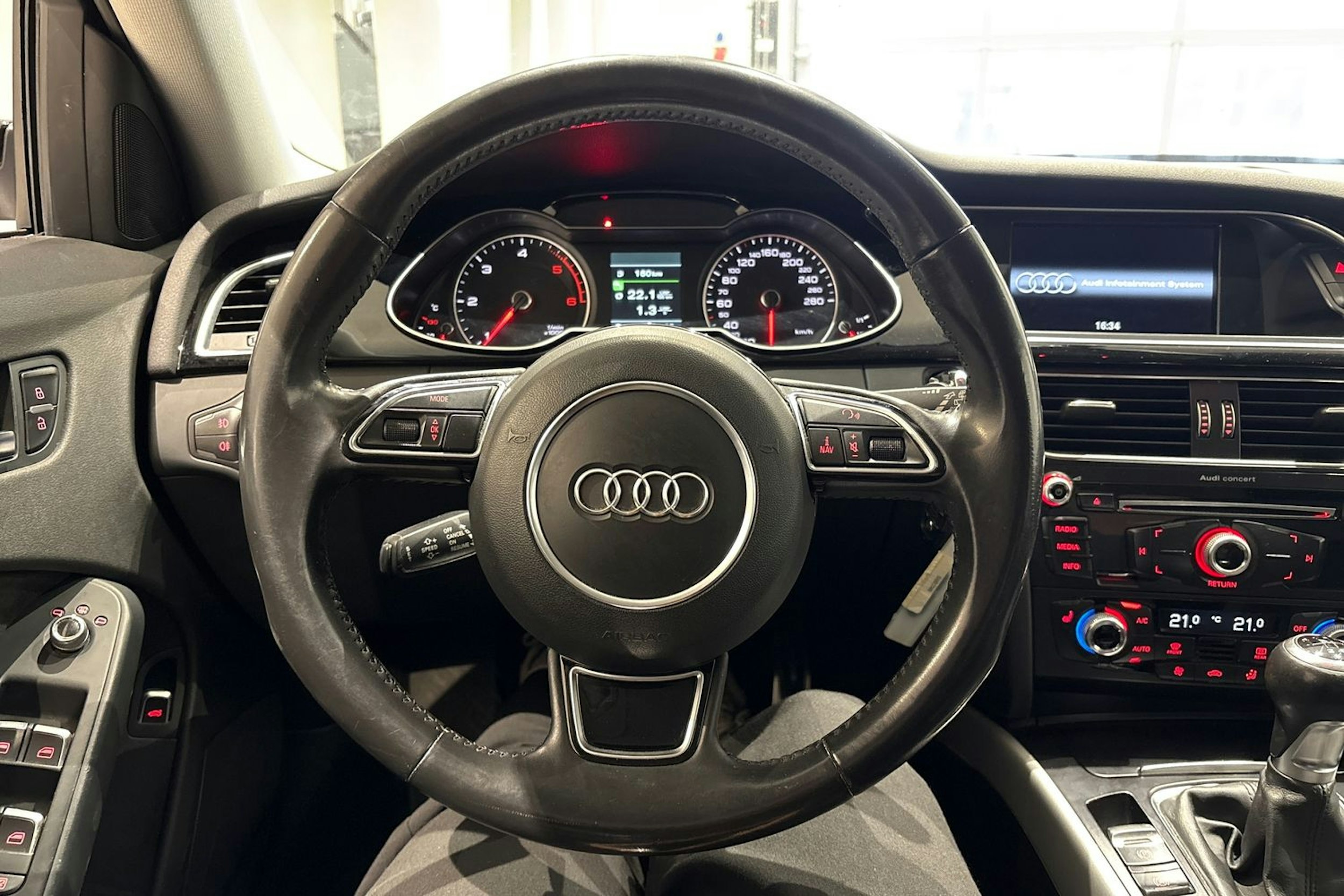 musta Audi A4 2015 kuva 14.