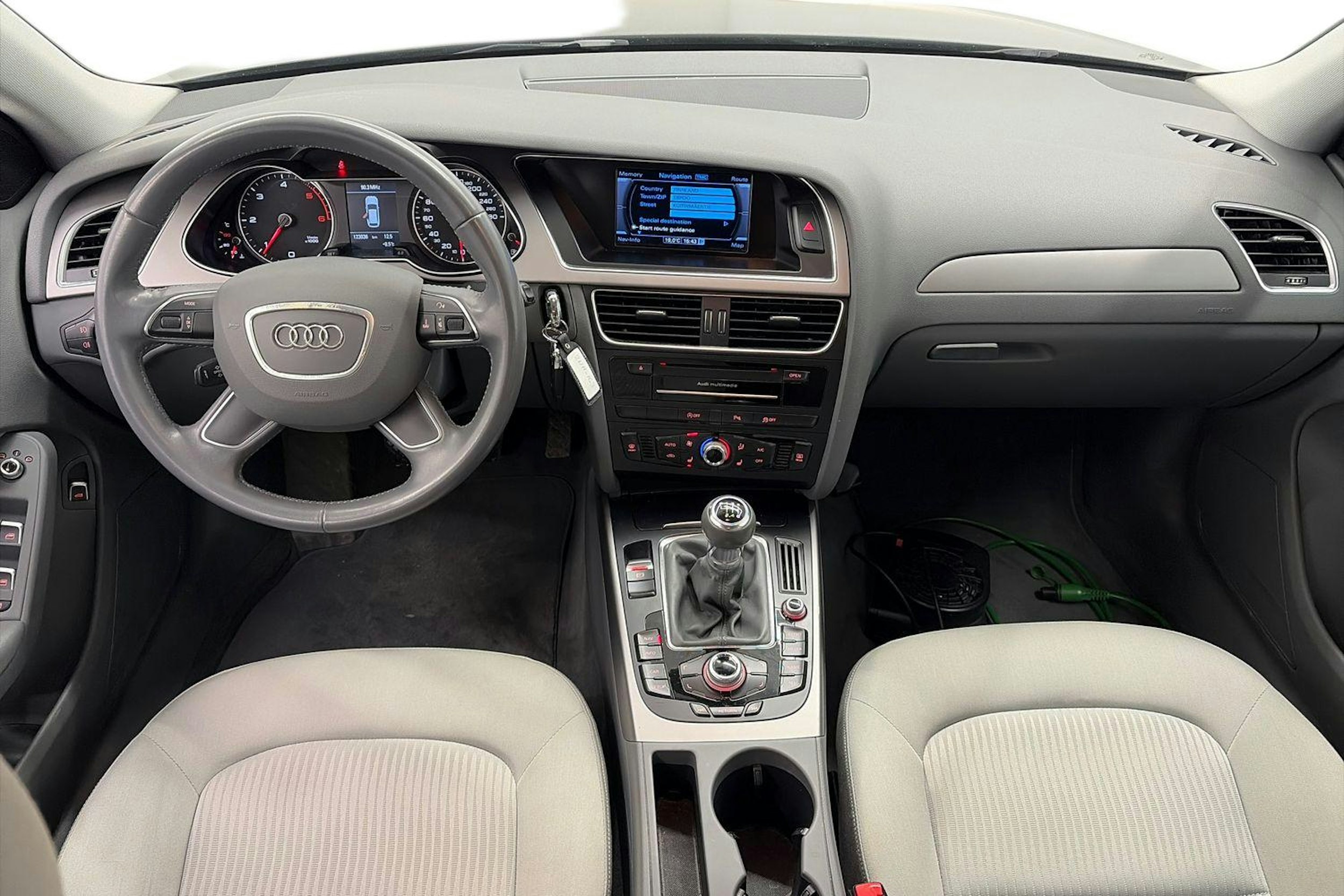 harmaa Audi A4 2015 kuva 9.