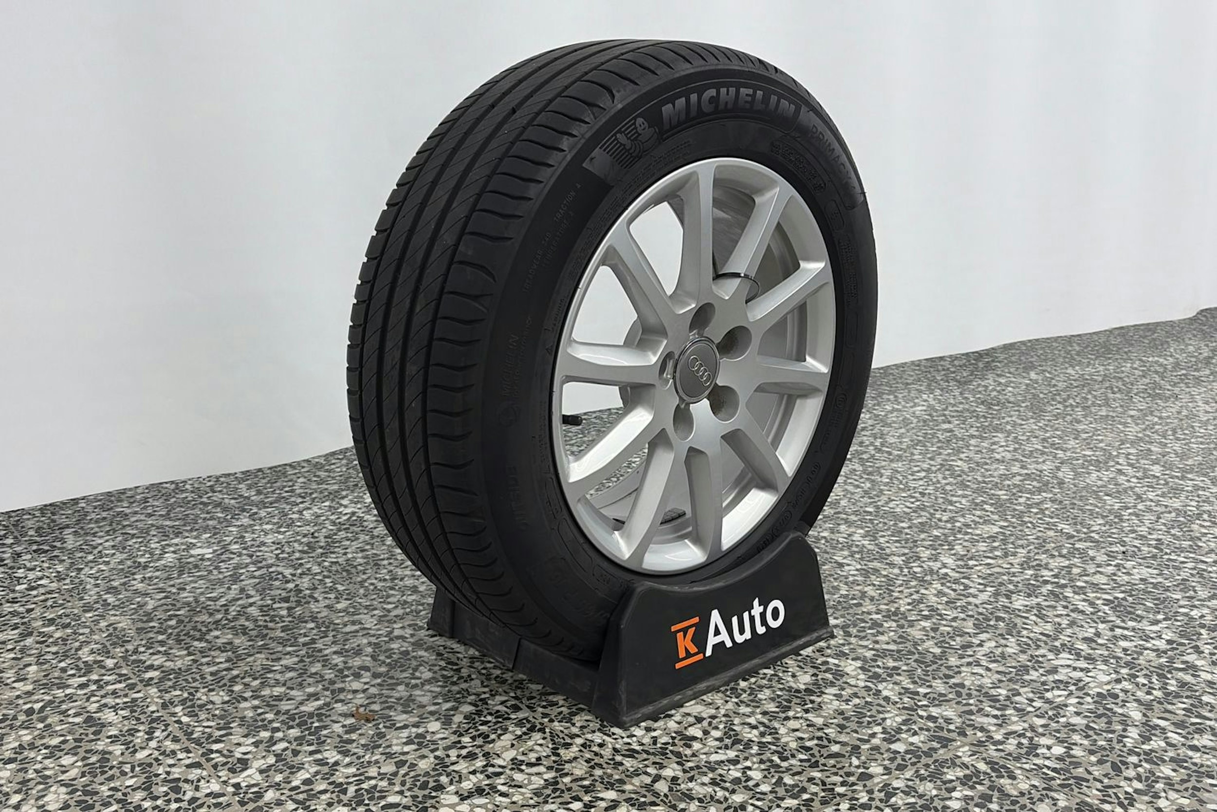 harmaa Audi A4 2015 kuva 13.