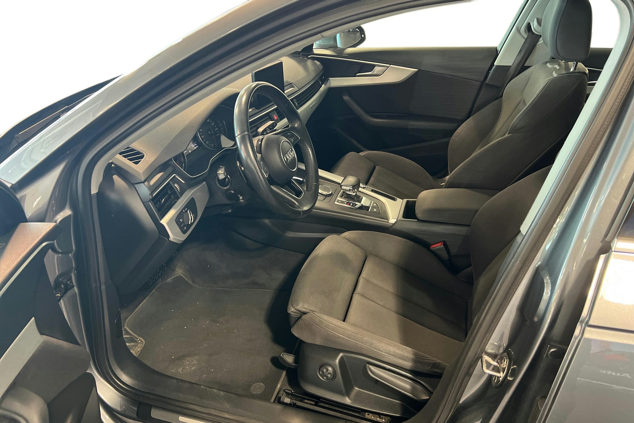harmaa Audi A4 2016 kuva 3.