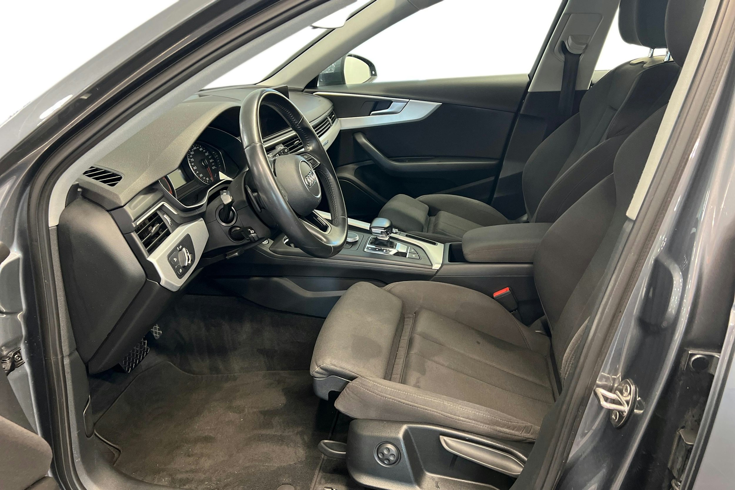 harmaa Audi A4 2016 kuva 7.