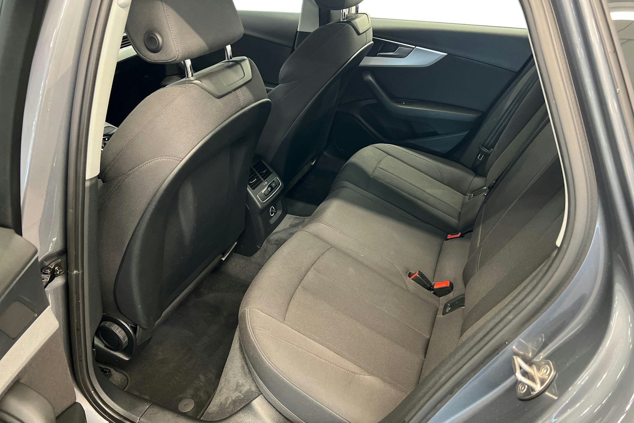 harmaa Audi A4 2016 kuva 10.
