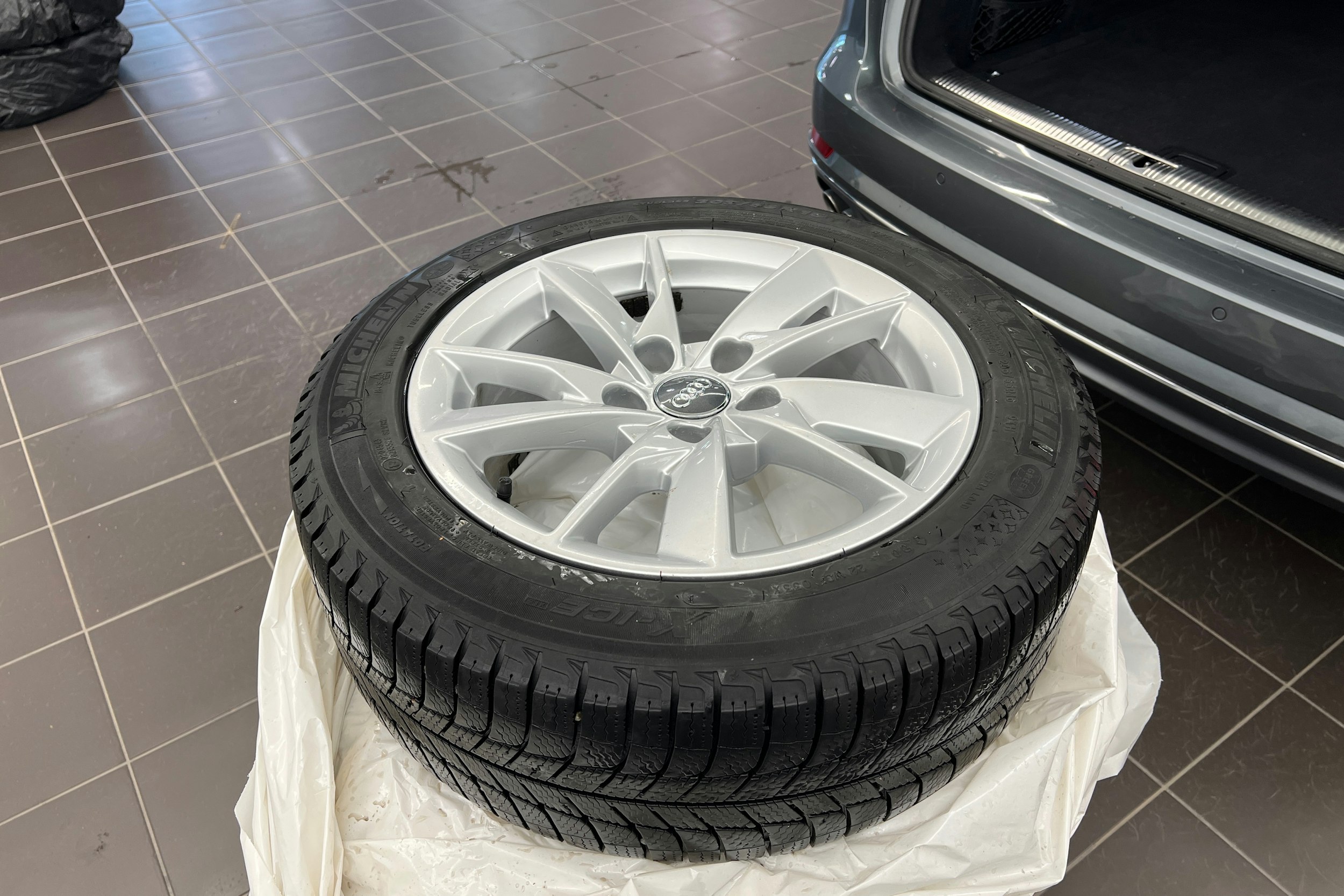 harmaa Audi A4 2016 kuva 13.