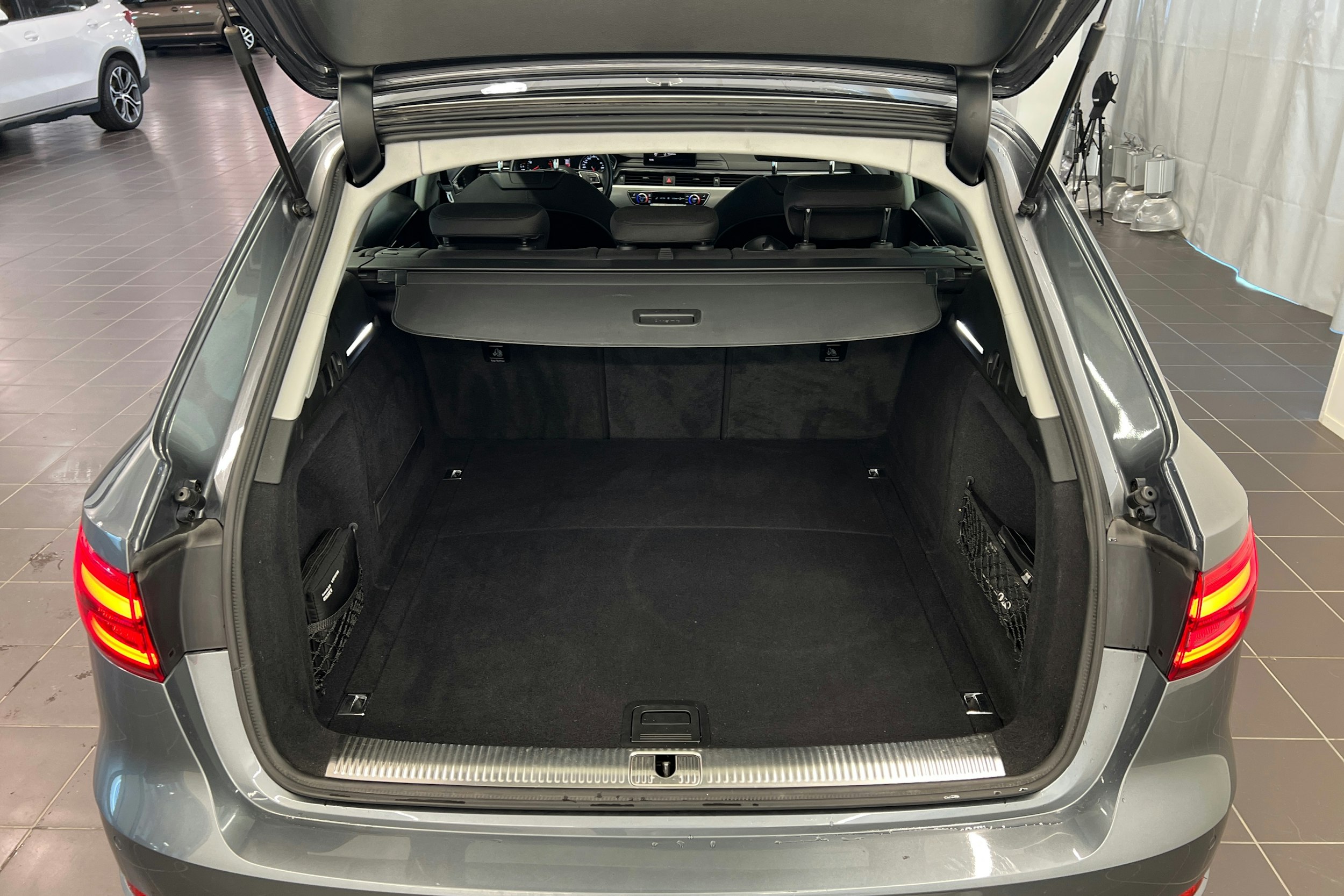 harmaa Audi A4 2016 kuva 14.