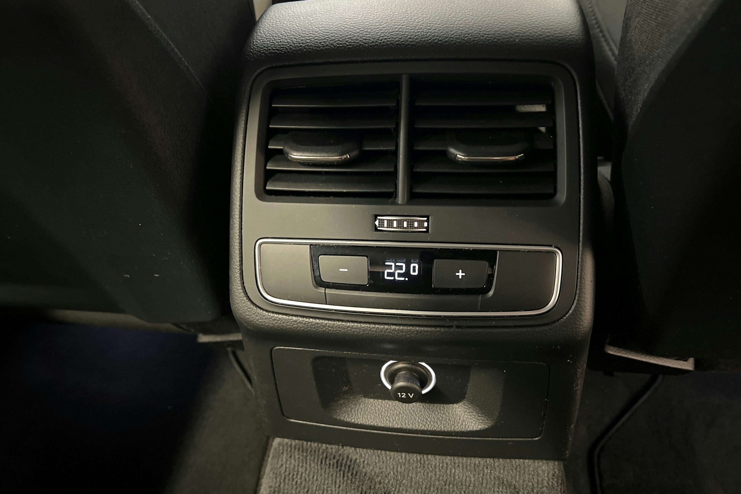 harmaa Audi A4 2016 kuva 16.