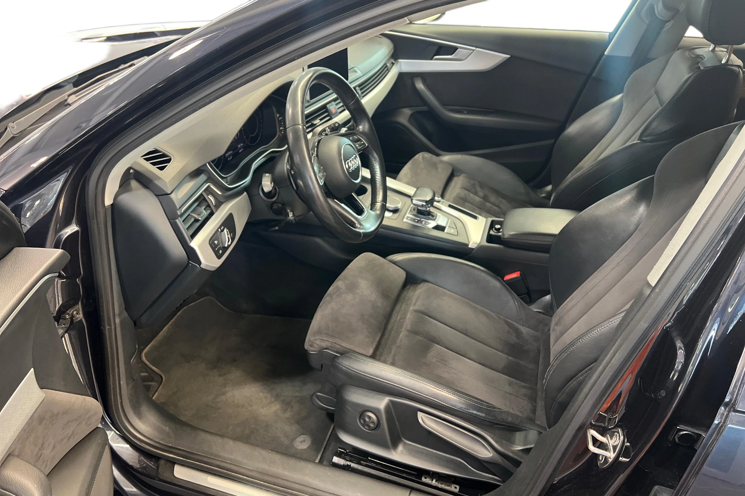 Sininen Audi A4 2016 kuva 6.
