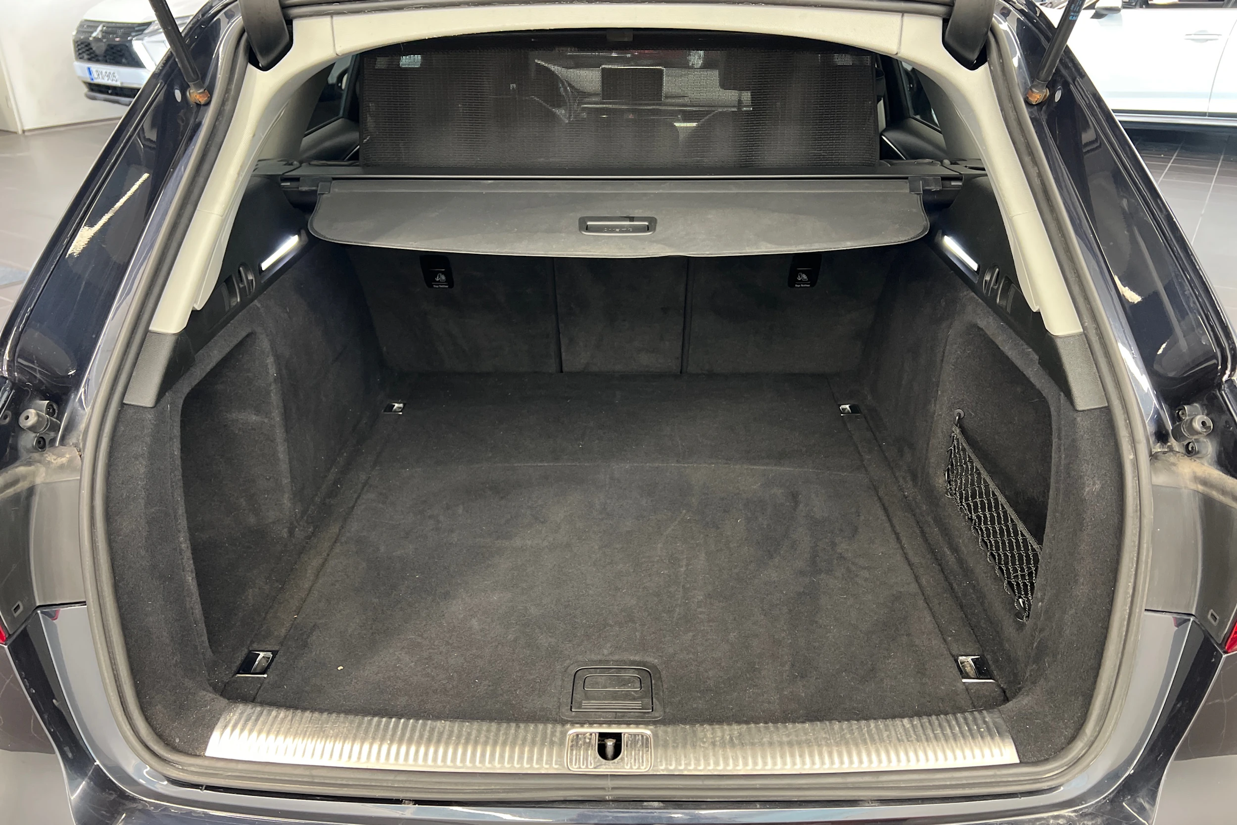 Sininen Audi A4 2016 kuva 11.