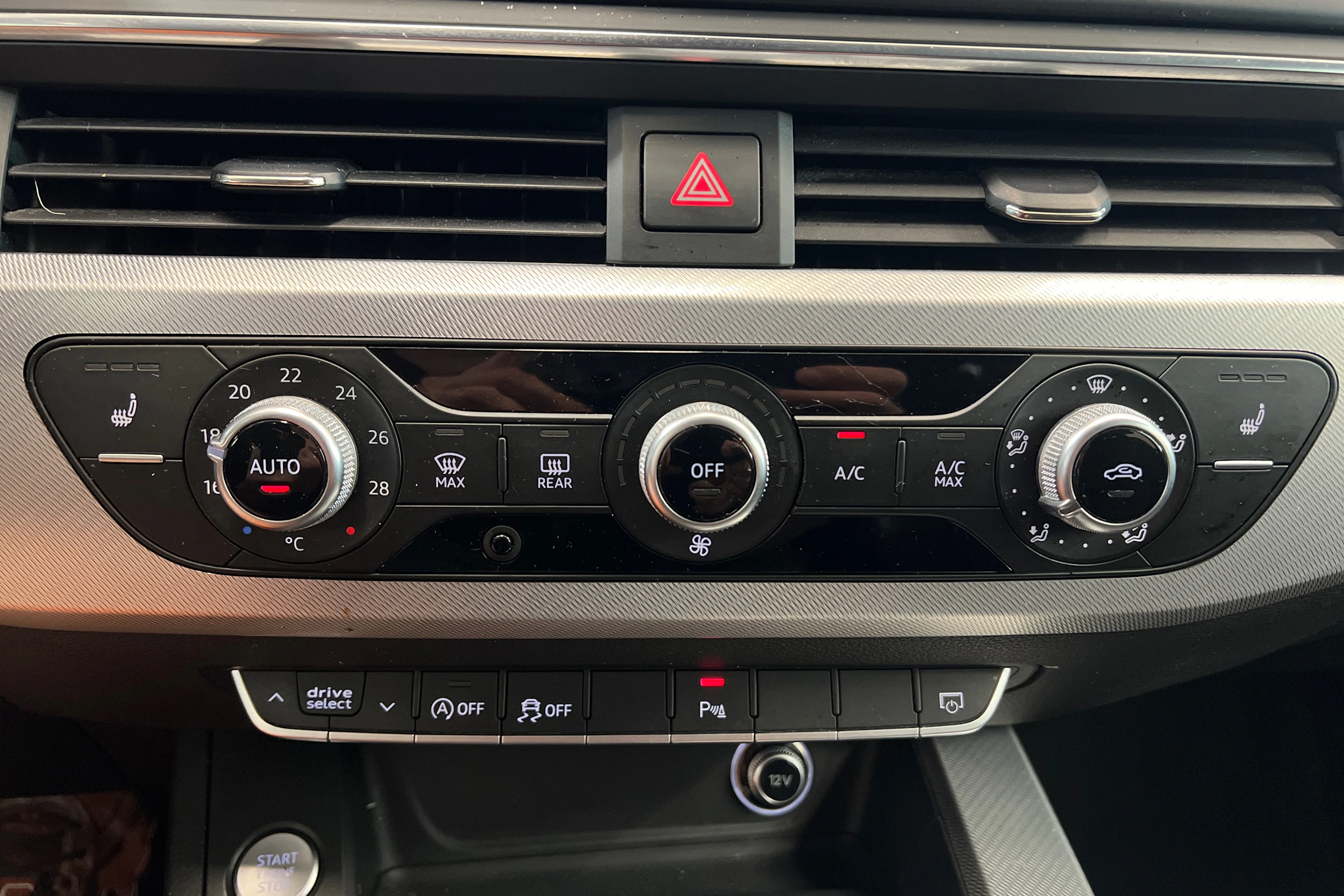 Sininen Audi A4 2016 kuva 13.