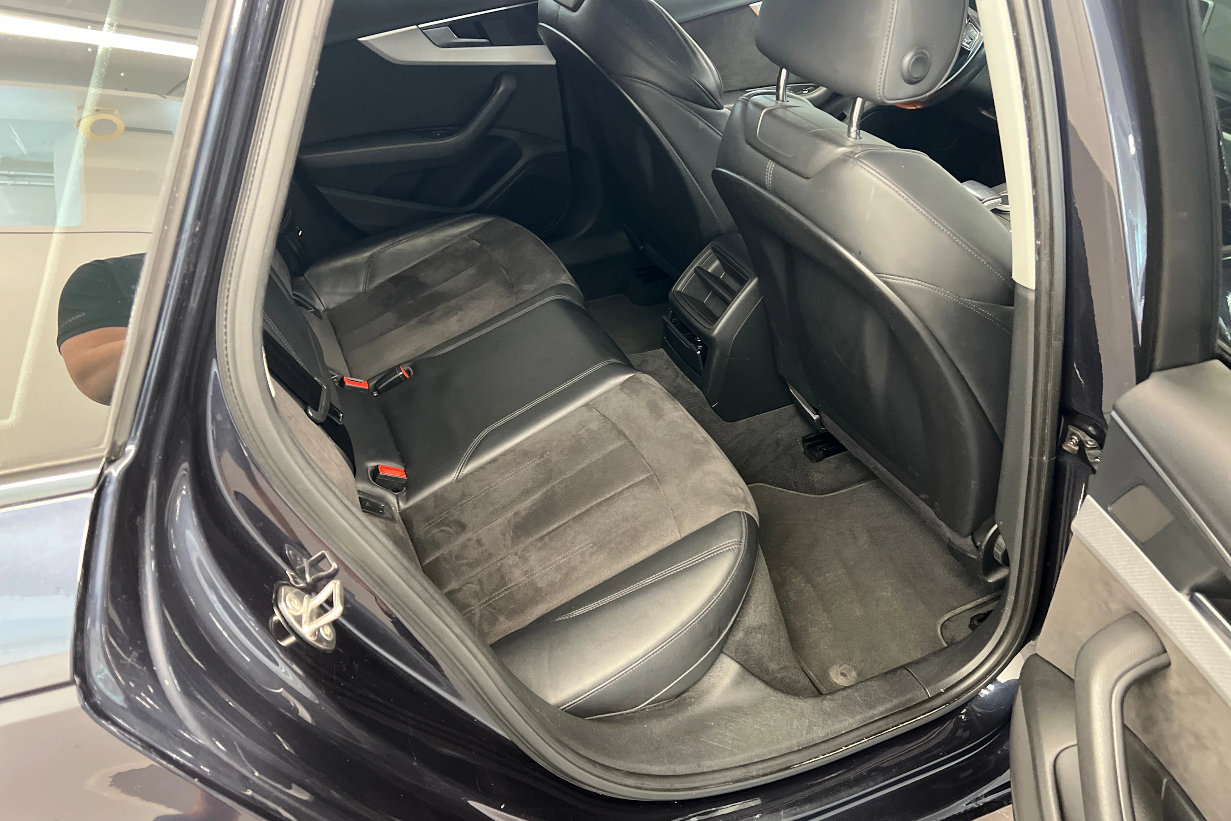 Sininen Audi A4 2016 kuva 17.