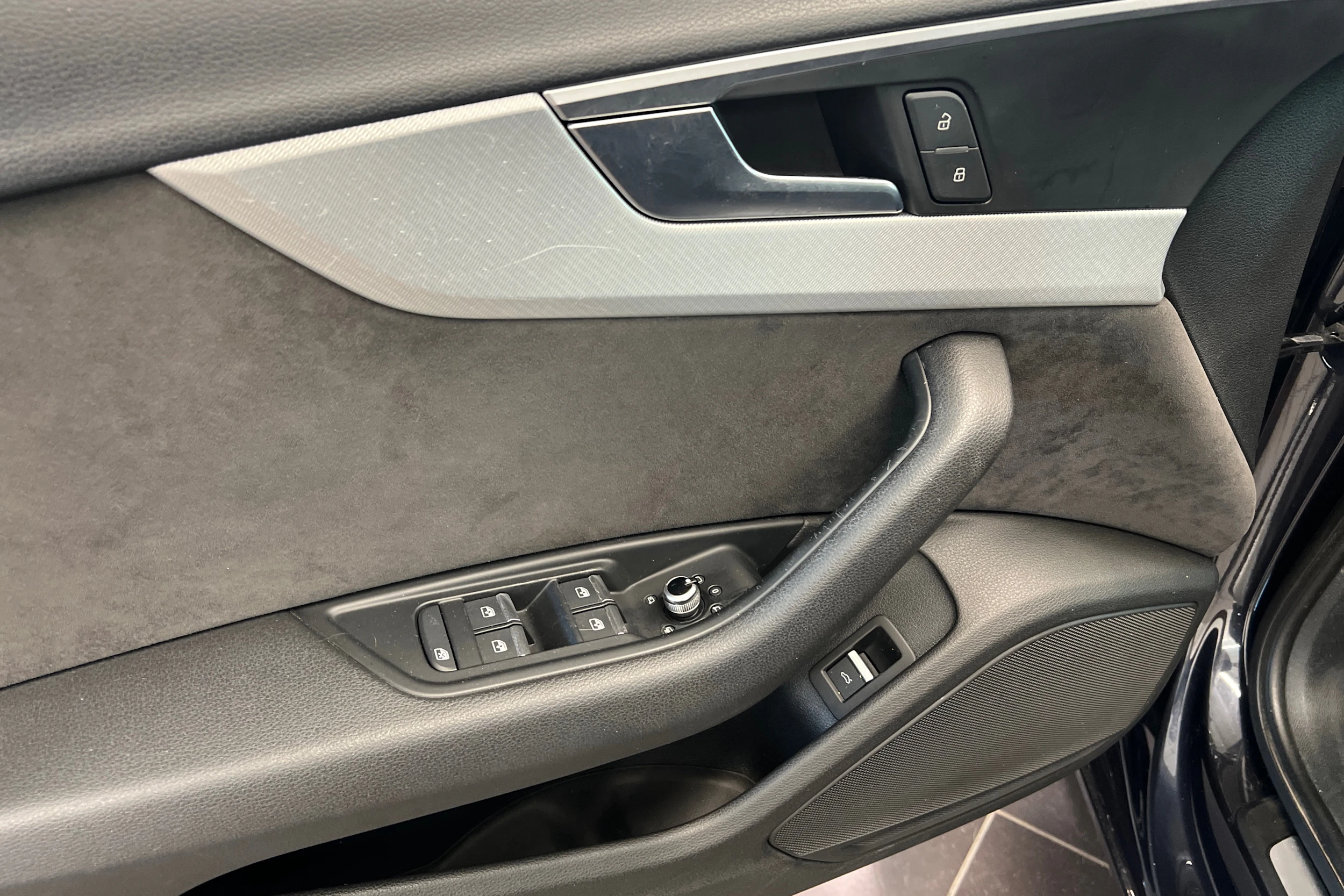 Sininen Audi A4 2016 kuva 19.