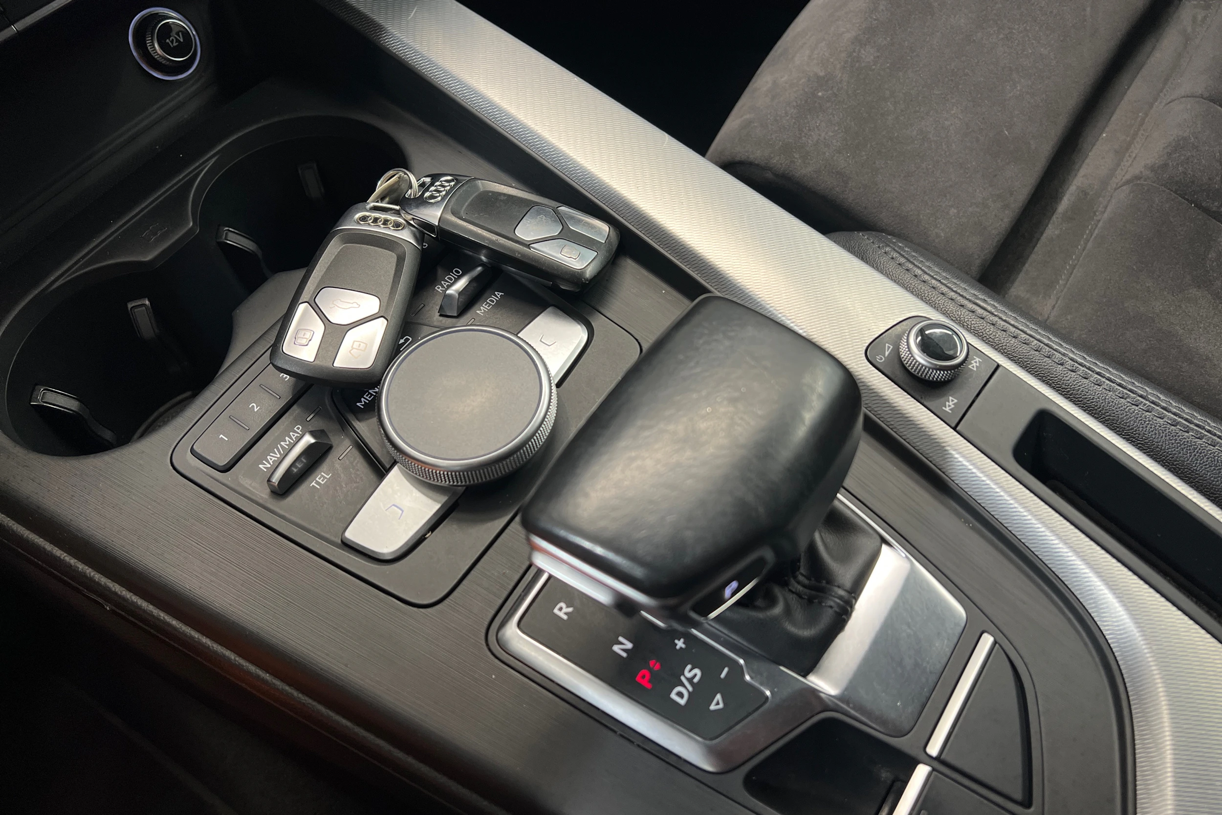 Sininen Audi A4 2016 kuva 25.