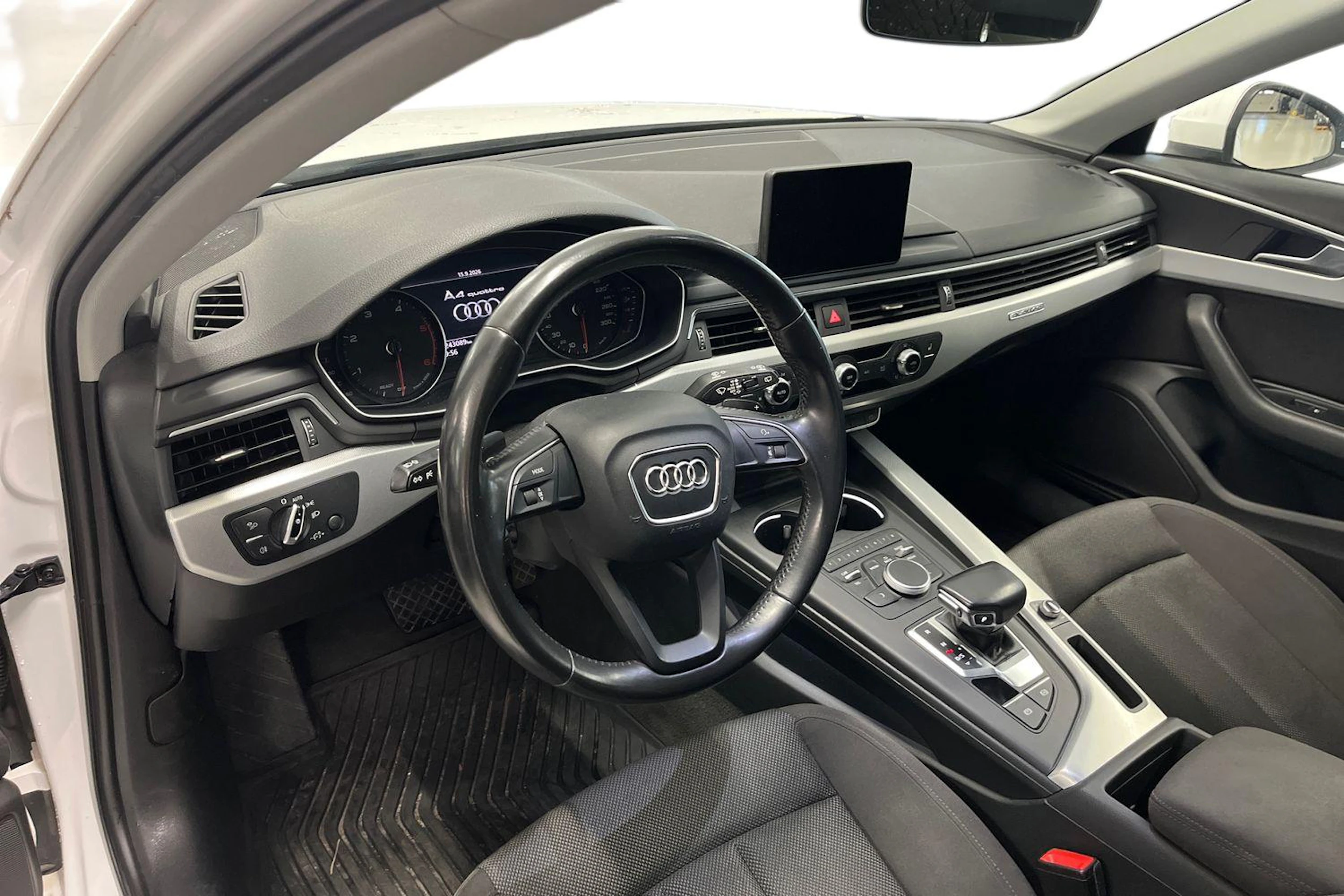 valkoinen Audi A4 2016 kuva 3.