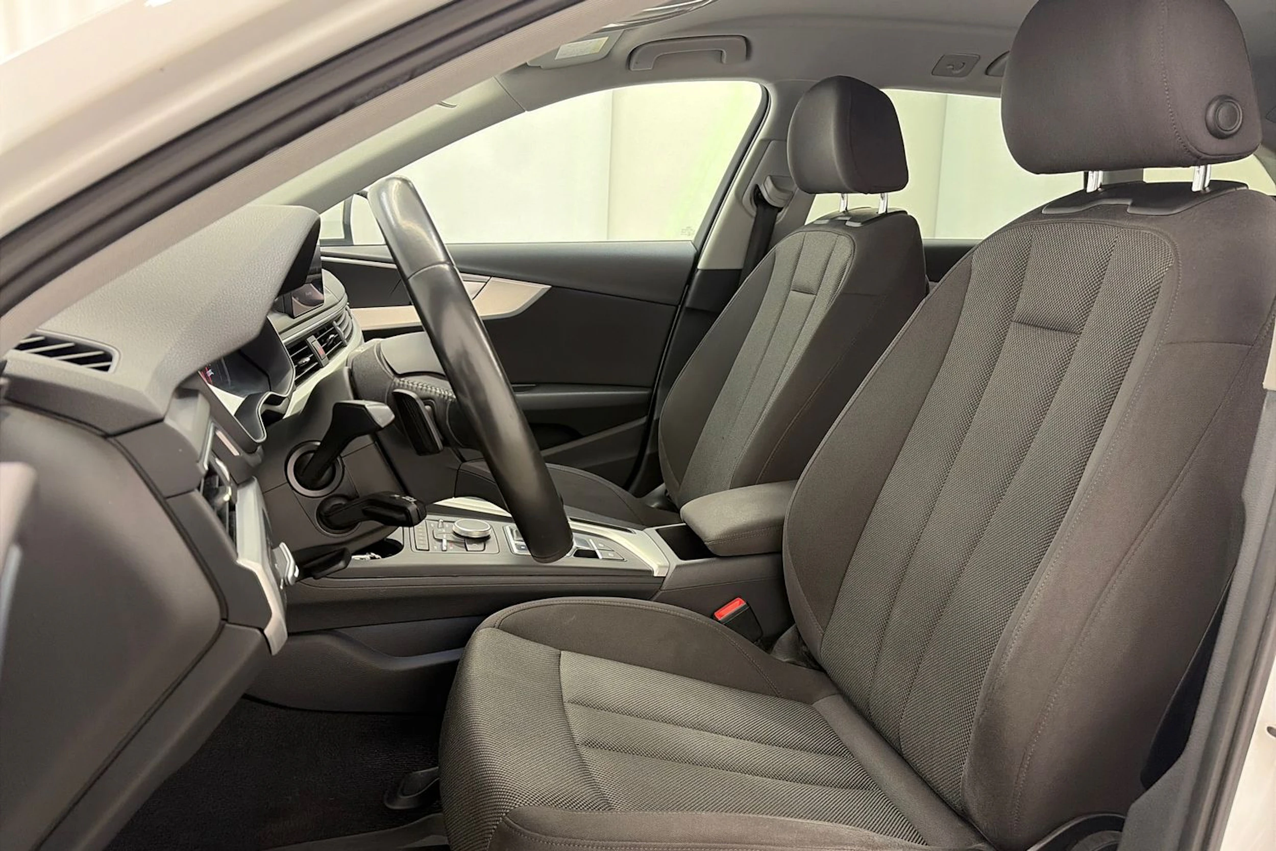 valkoinen Audi A4 2016 kuva 13.