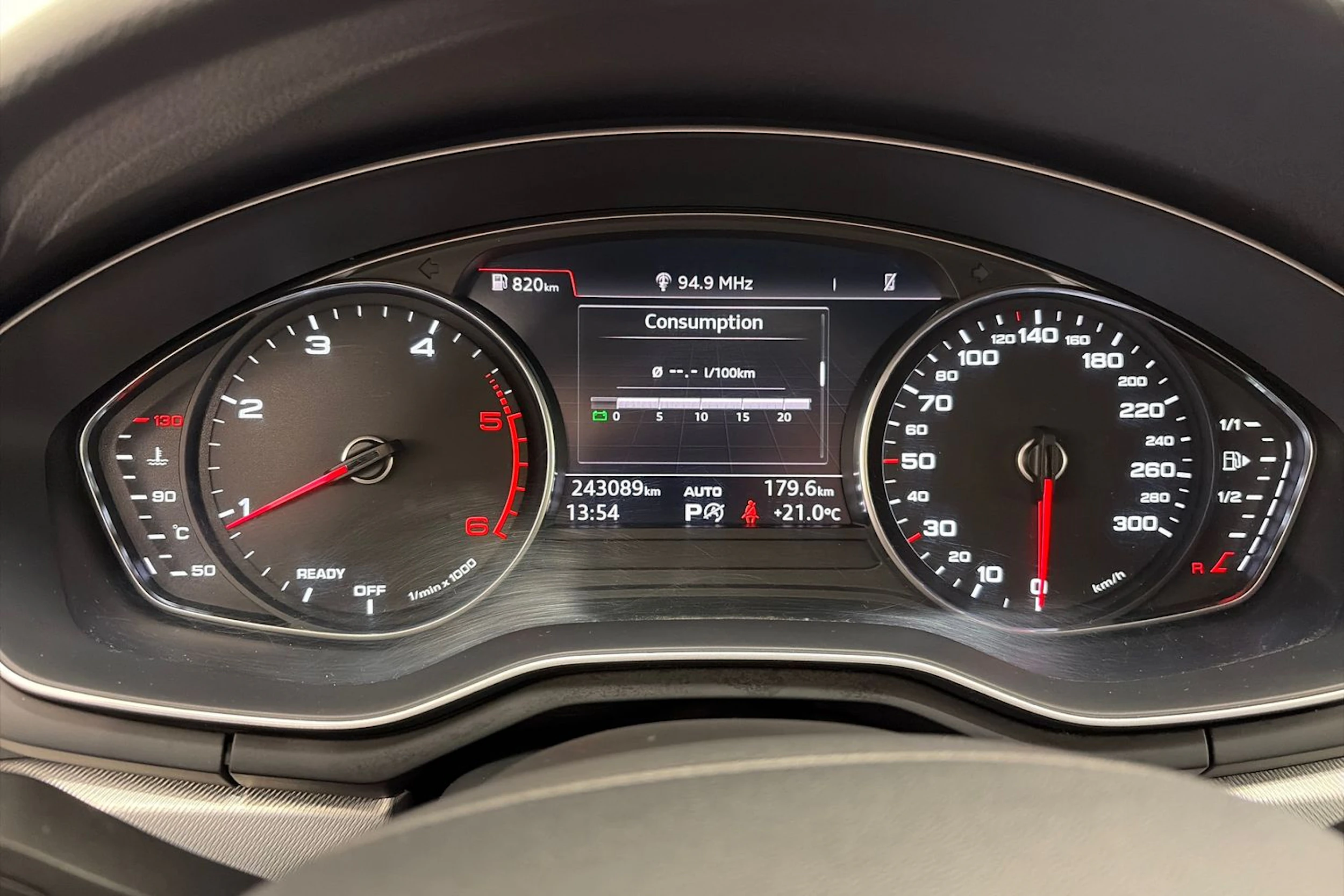 valkoinen Audi A4 2016 kuva 14.