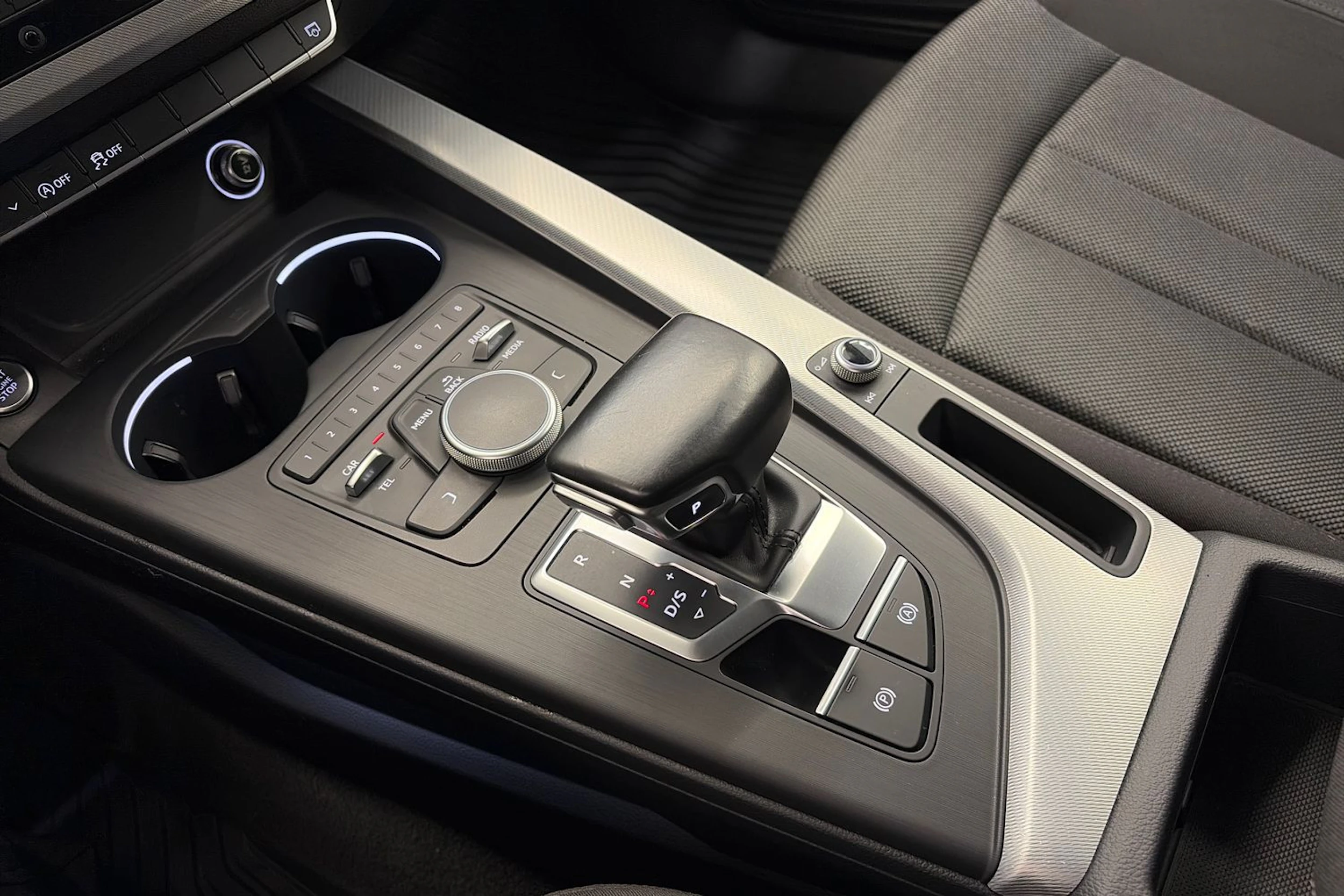 valkoinen Audi A4 2016 kuva 23.