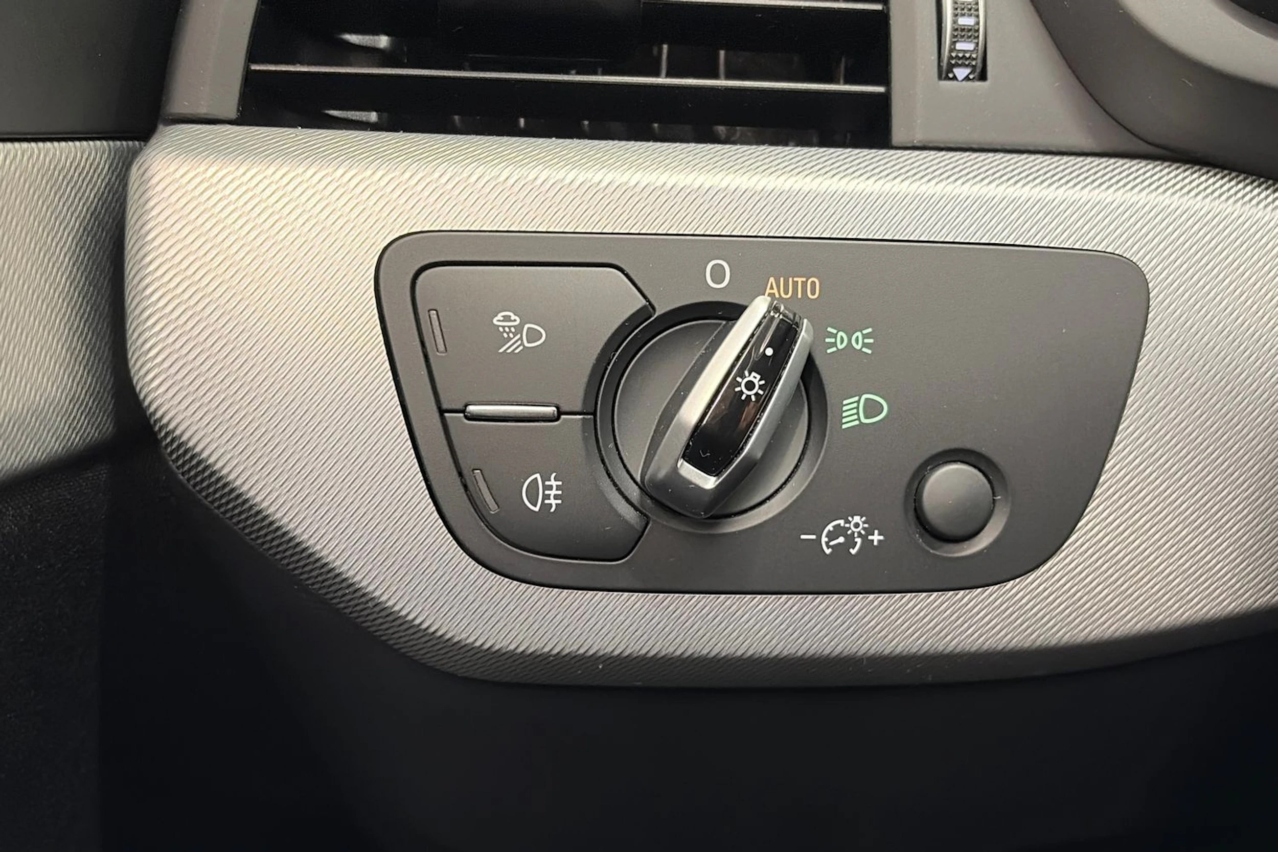 valkoinen Audi A4 2016 kuva 25.