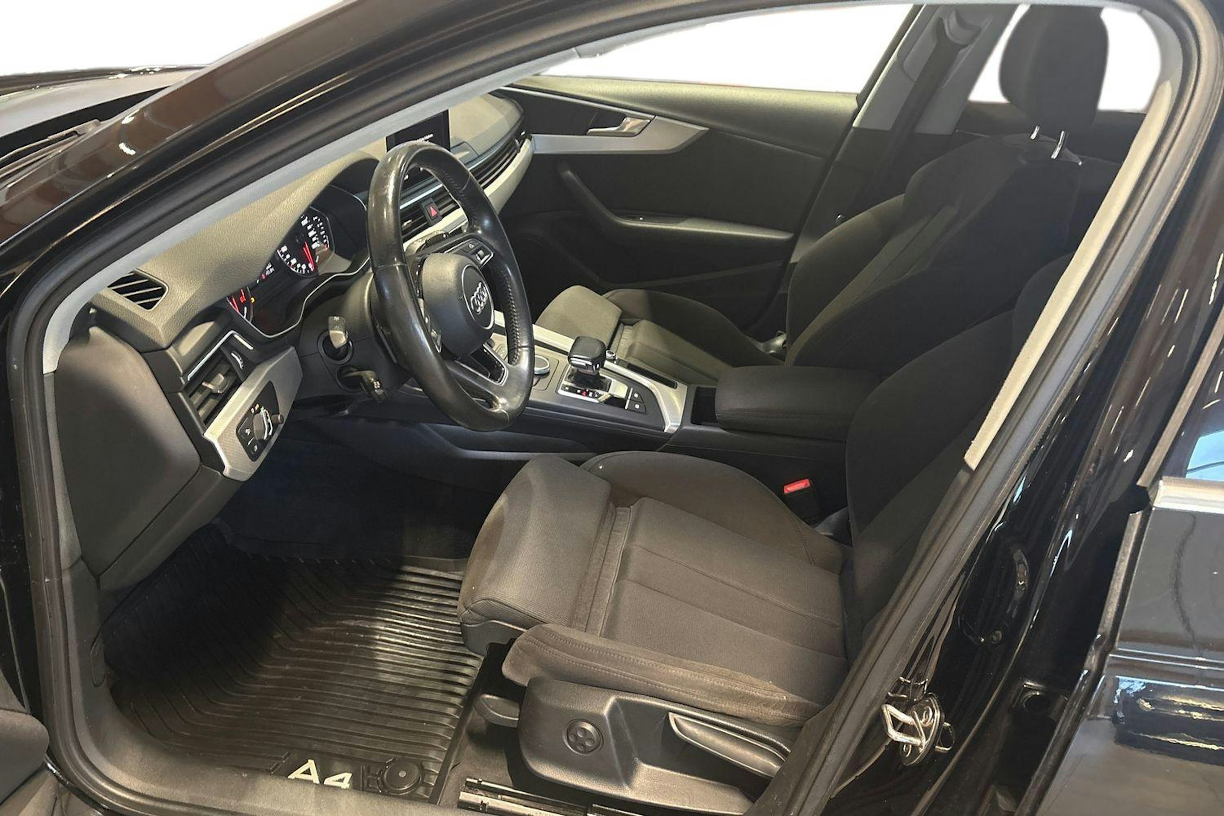 Musta Audi A4 2016 kuva 6.