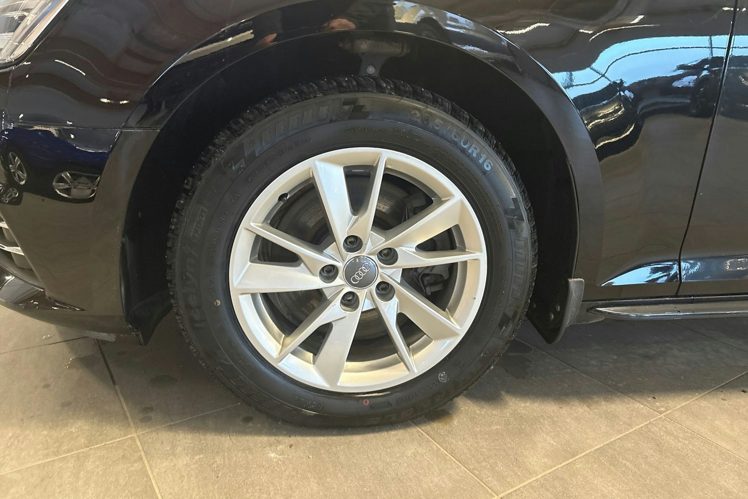 Musta Audi A4 2016 kuva 10.