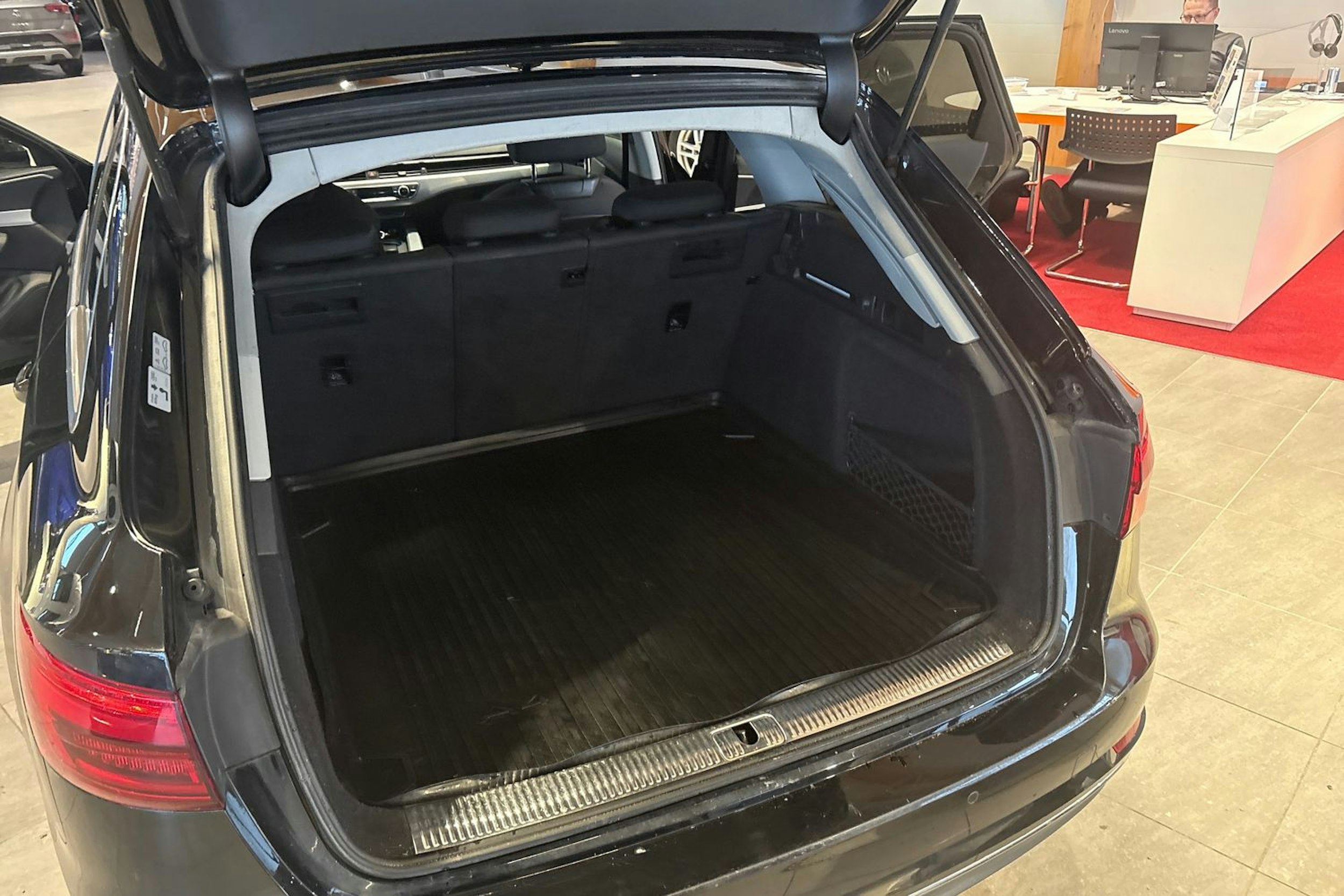 Musta Audi A4 2016 kuva 11.