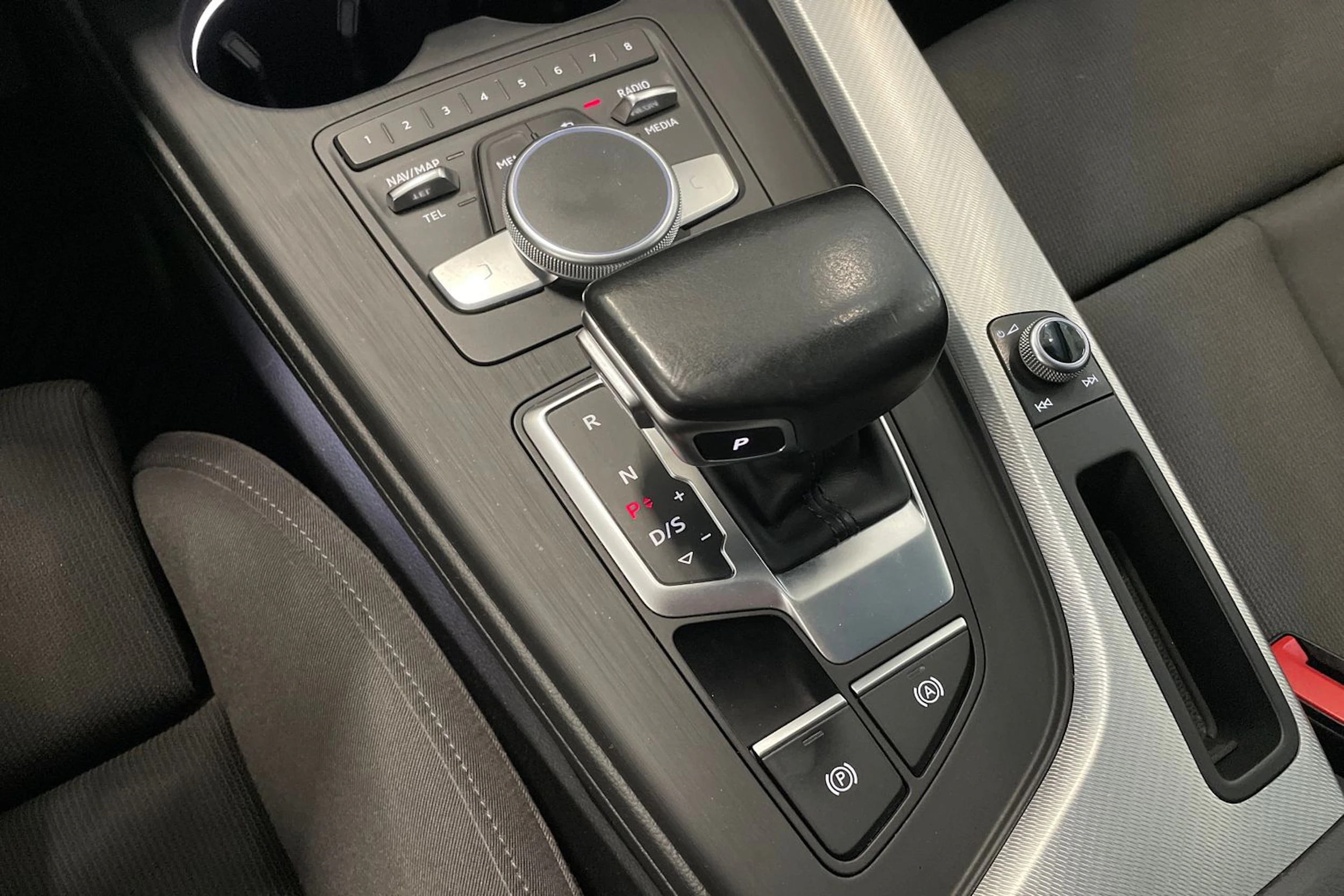 hopea Audi A4 2016 kuva 32.