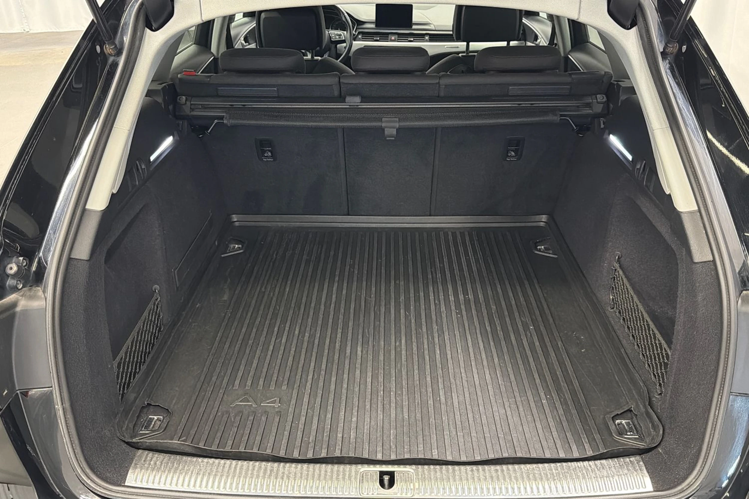musta Audi A4 2016 kuva 13.