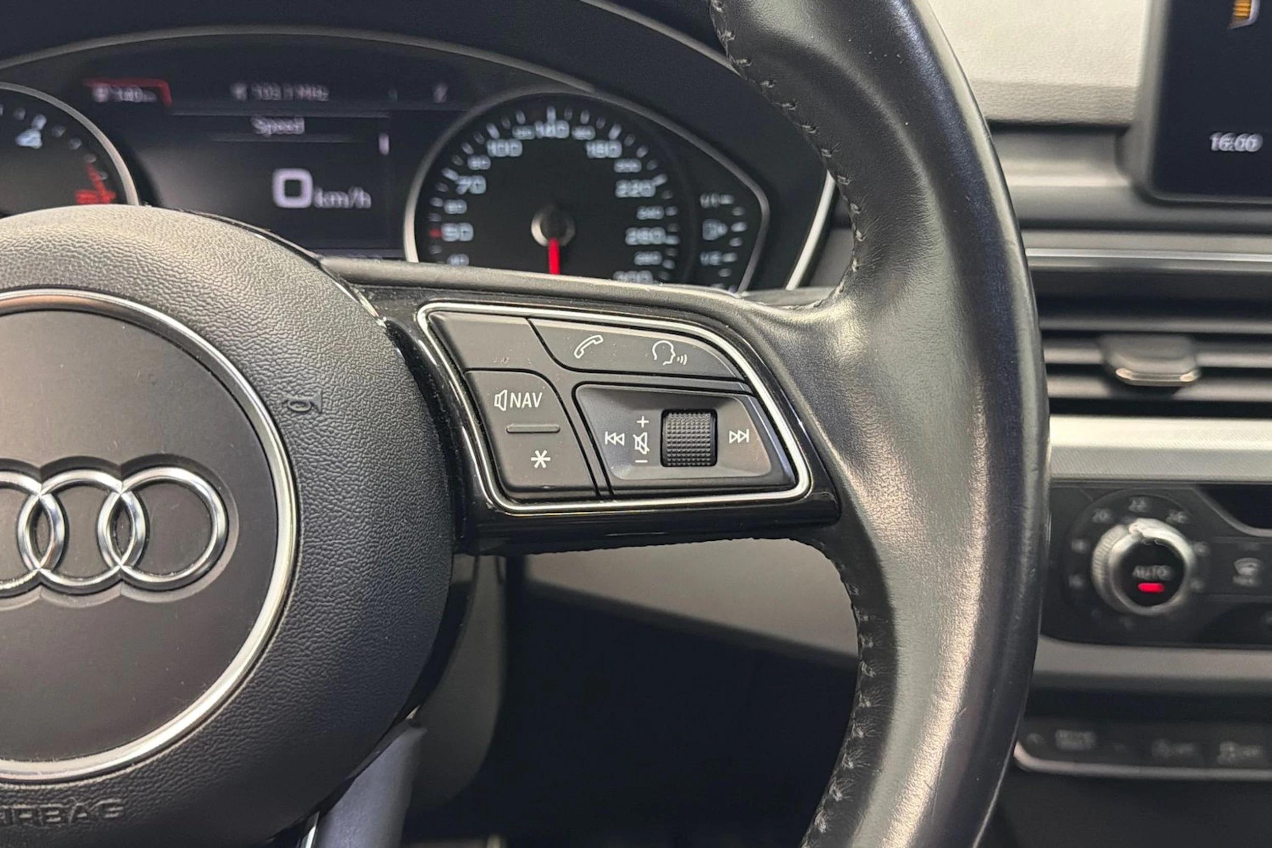musta Audi A4 2016 kuva 17.