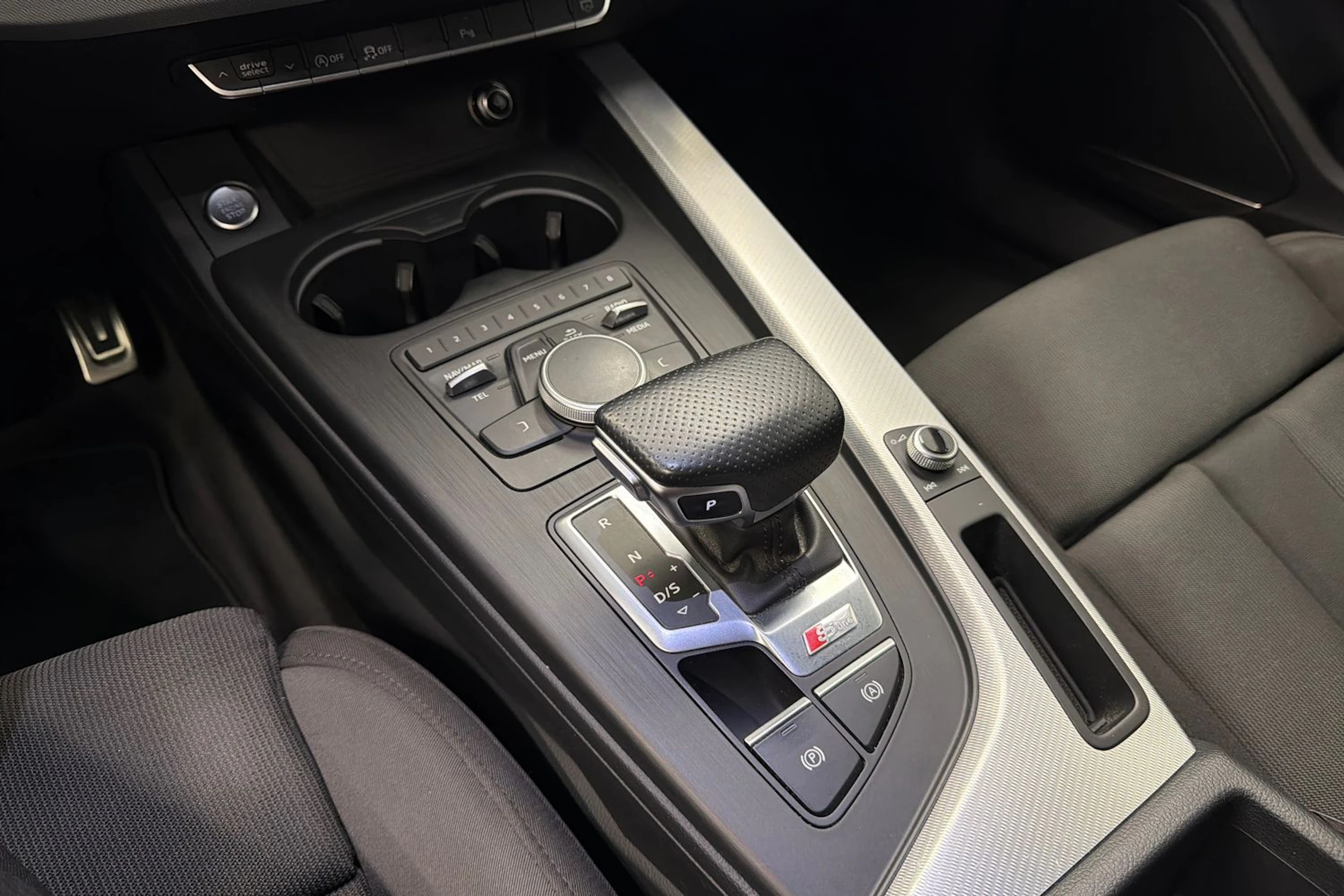 musta Audi A4 2016 kuva 20.