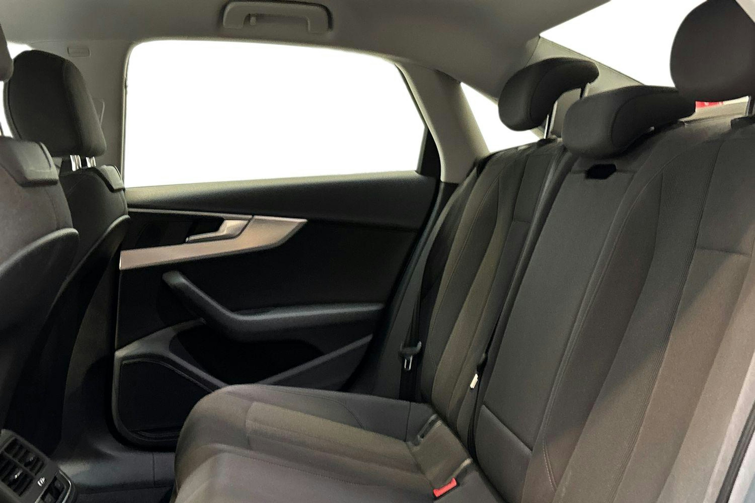 valkoinen Audi A4 2016 kuva 10.
