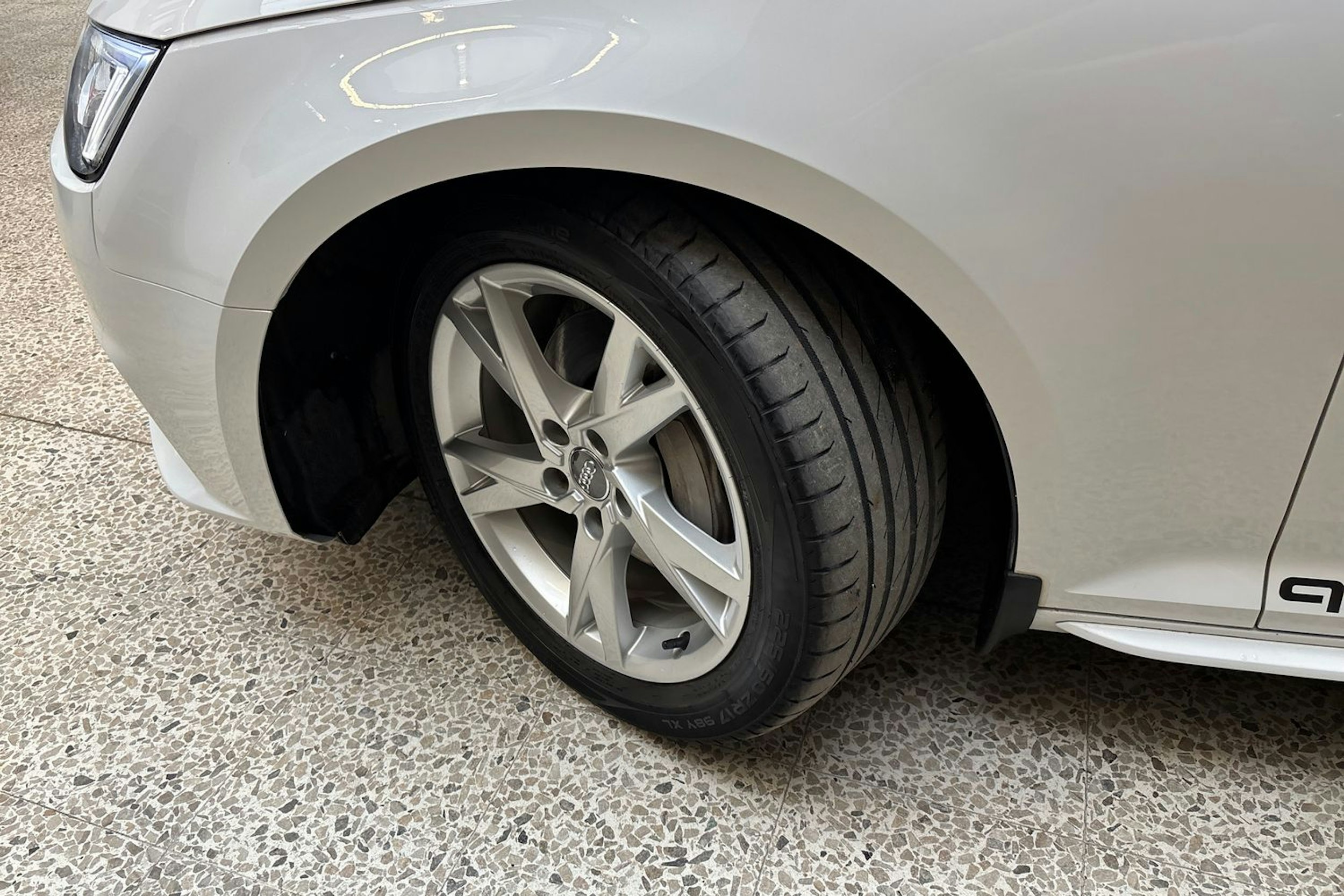 valkoinen Audi A4 2016 kuva 13.