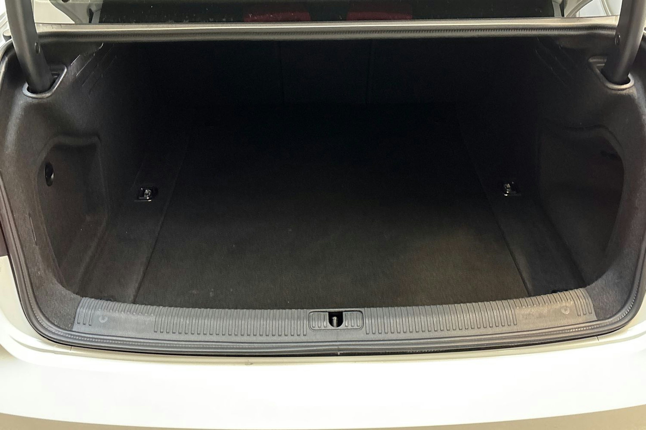 valkoinen Audi A4 2016 kuva 14.