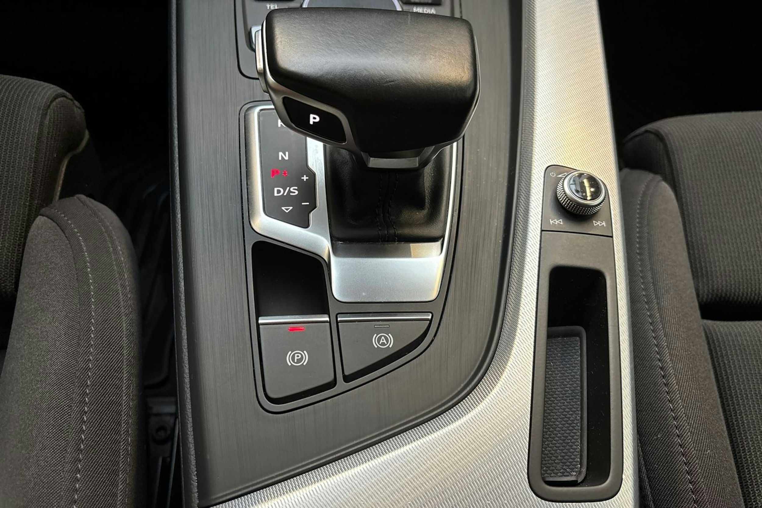 valkoinen Audi A4 2016 kuva 24.