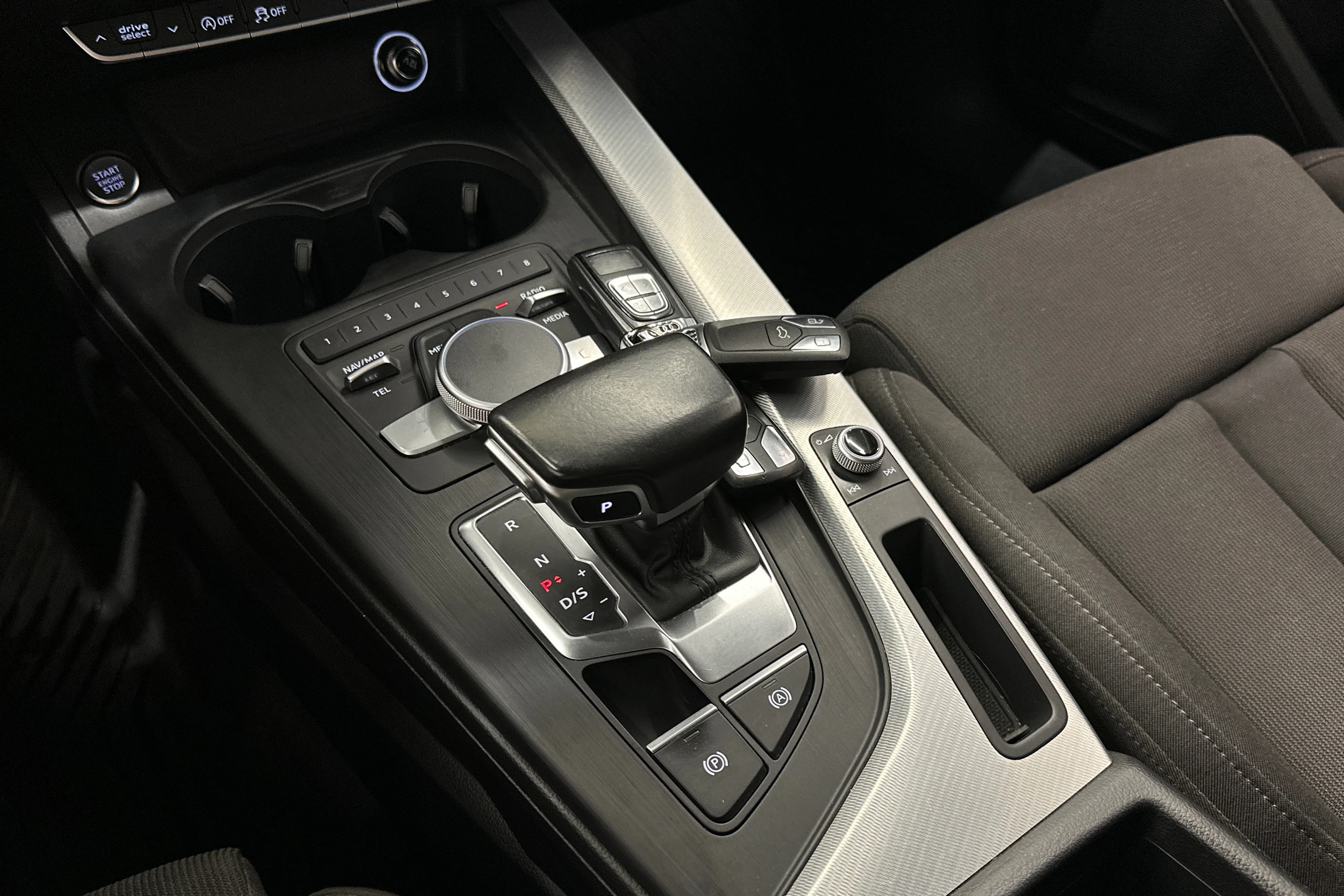 musta Audi A4 2016 kuva 16.