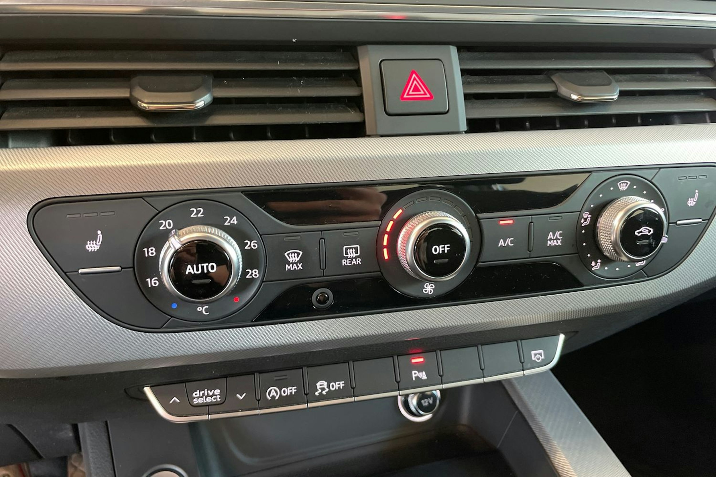 musta Audi A4 2016 kuva 17.