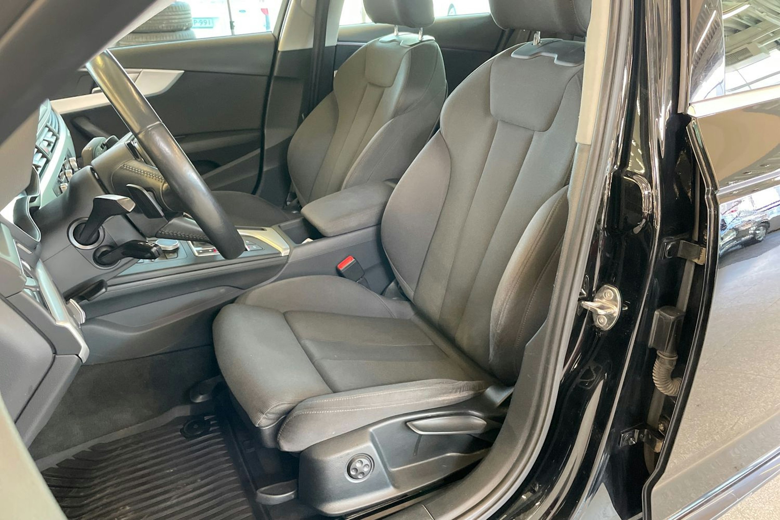 musta Audi A4 2016 kuva 21.