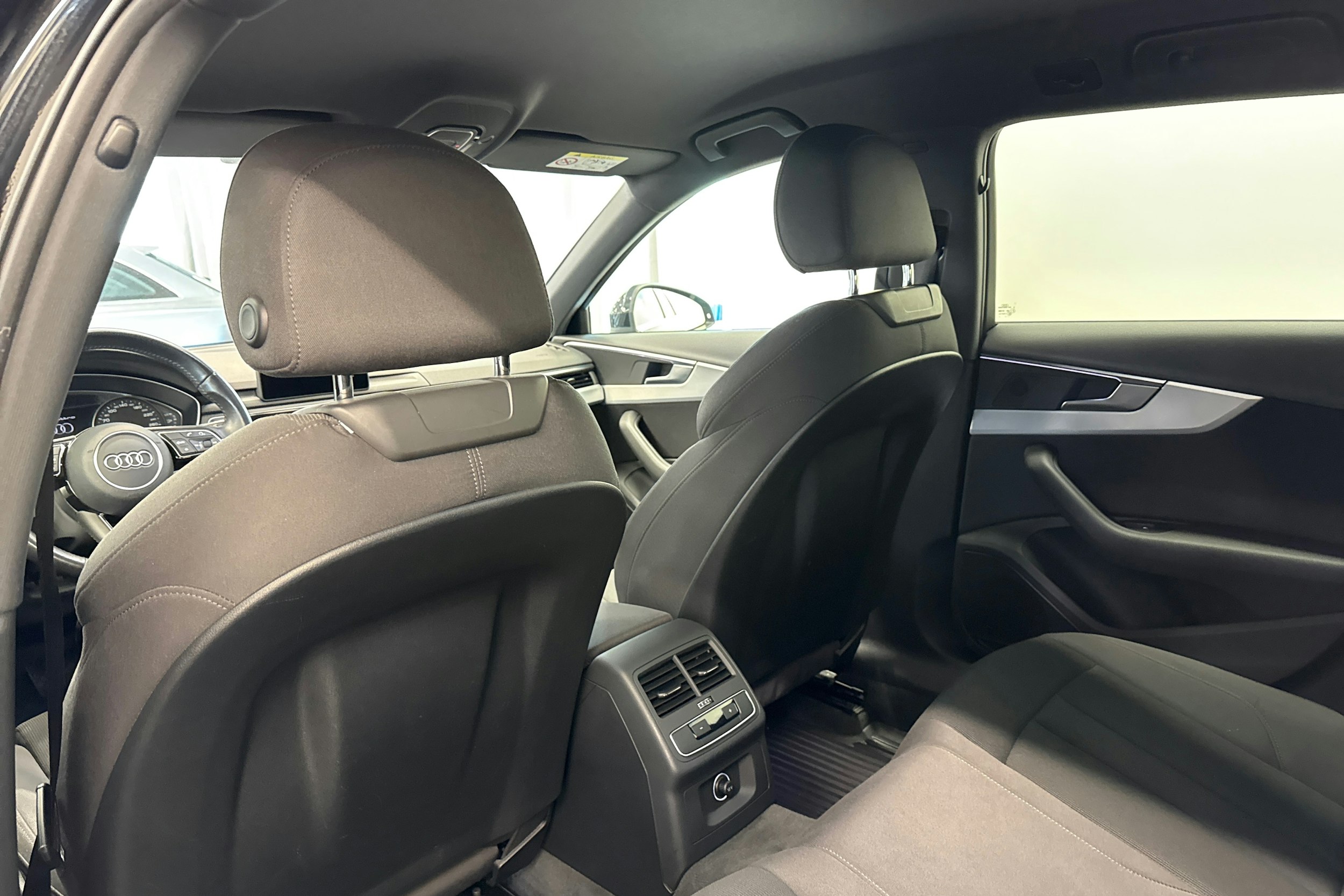 Musta Audi A4 2016 kuva 14.