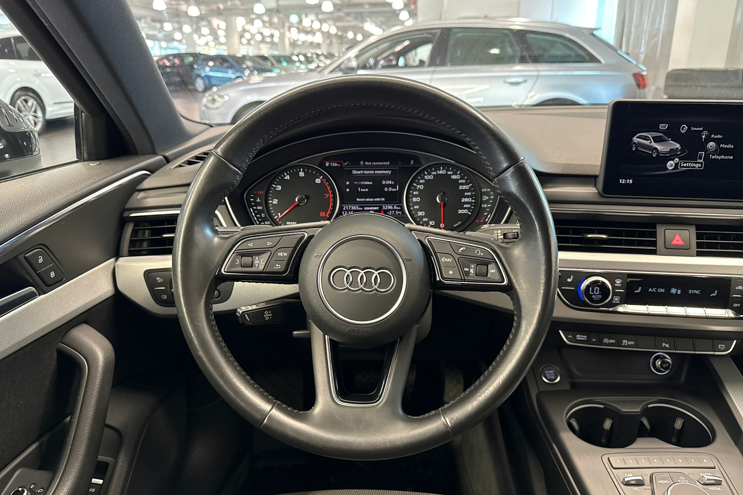 Musta Audi A4 2016 kuva 17.