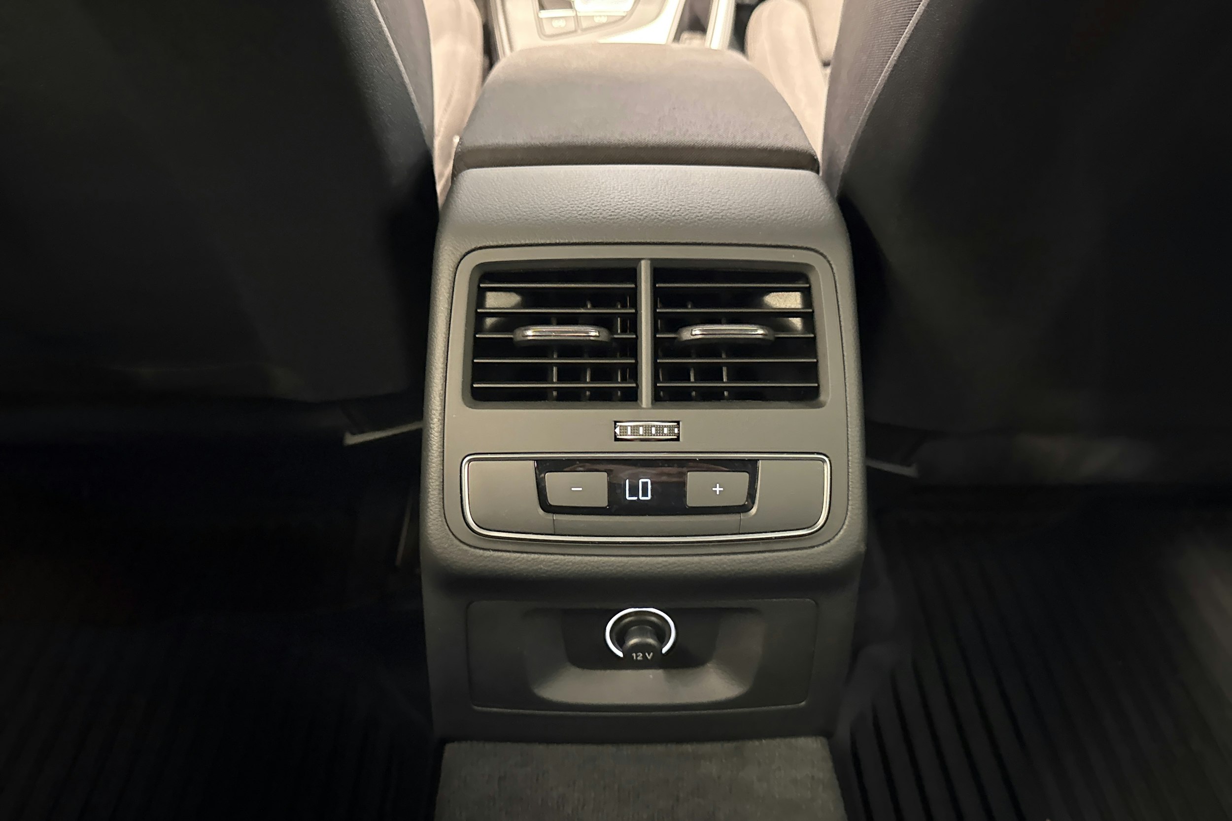 Musta Audi A4 2016 kuva 18.