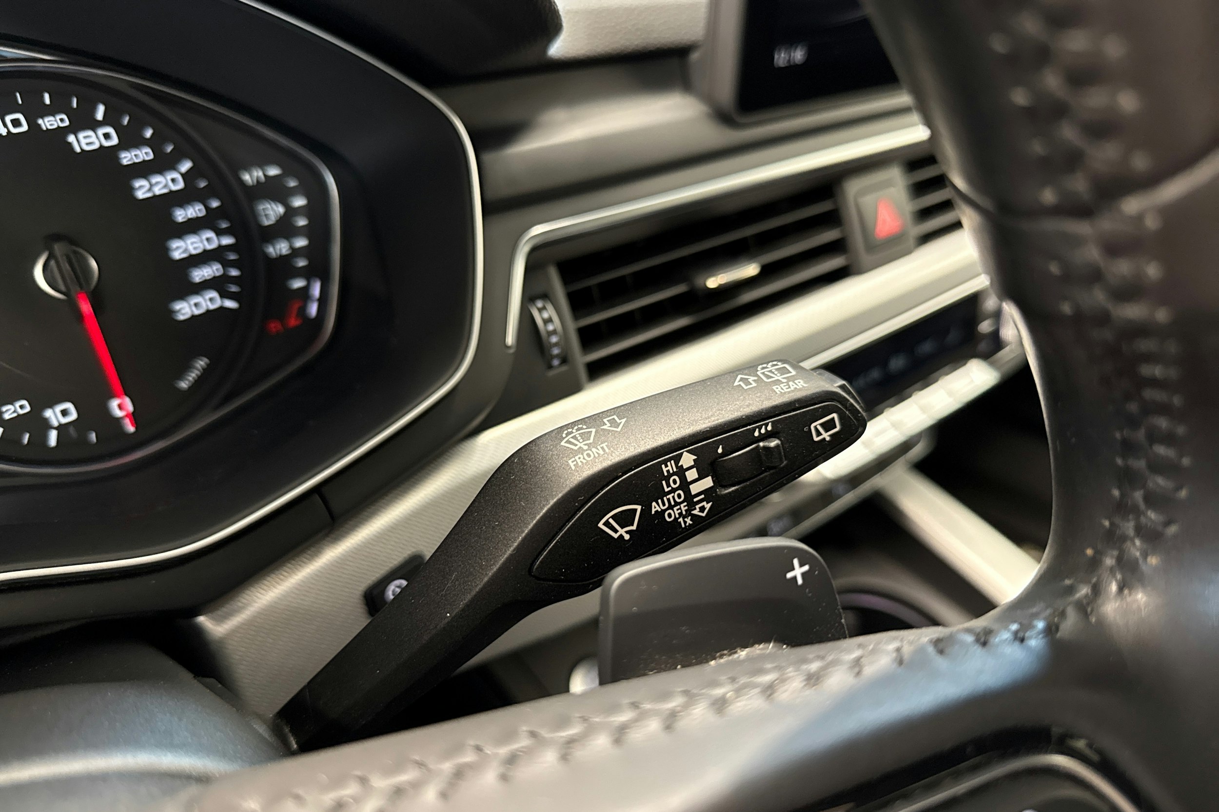Musta Audi A4 2016 kuva 21.