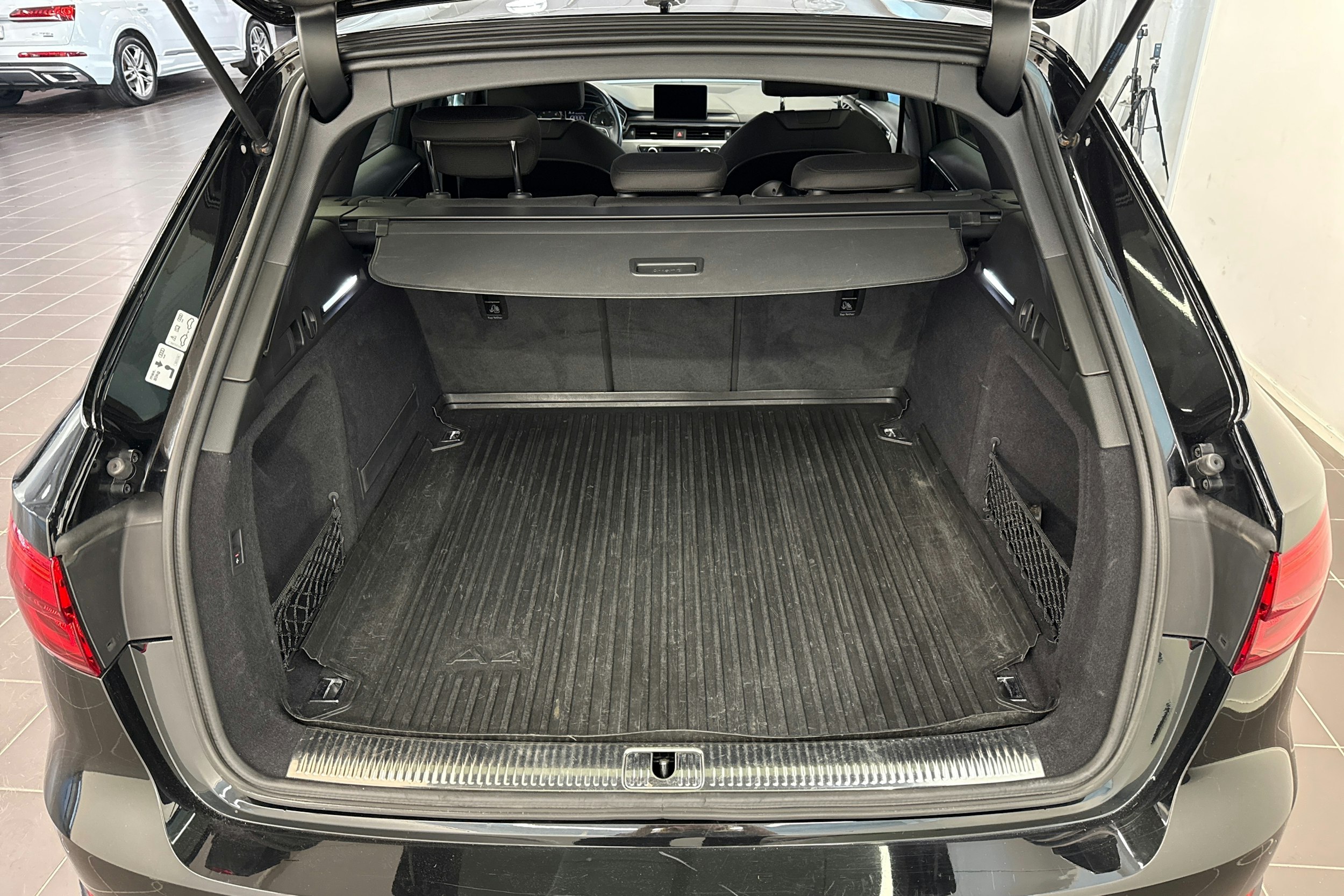 Musta Audi A4 2016 kuva 38.